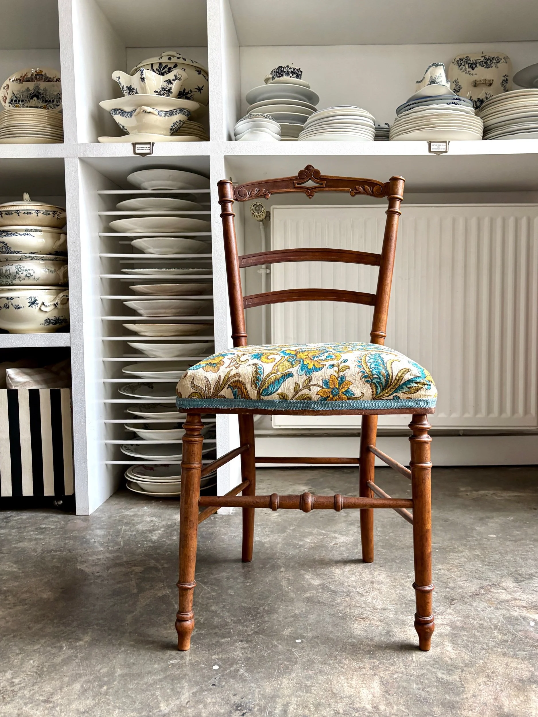 Chaise en bois ciselé et coton imprimé