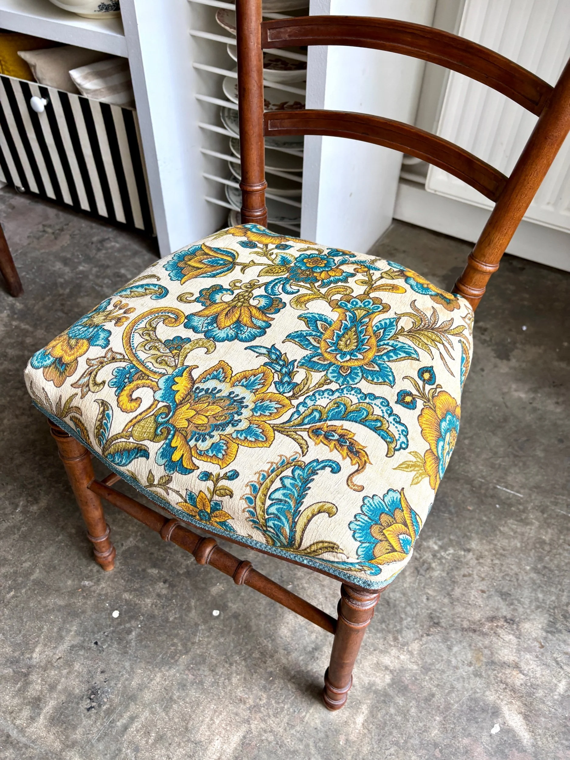 chaise-bois-coton-bleu-jaune-fleurs-assise-vintage-axs-design-paris-france