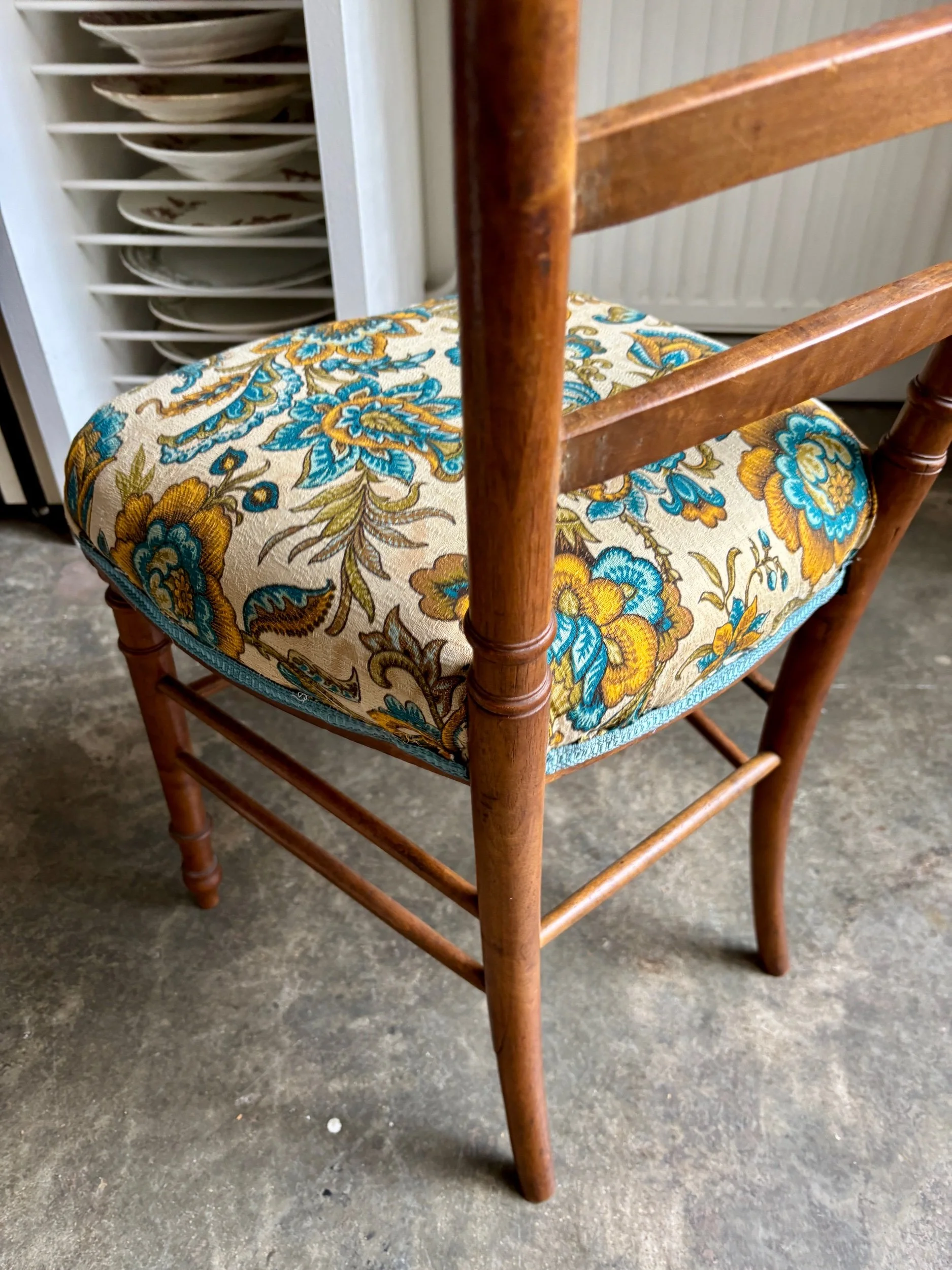 chaise-bois-coton-bleu-jaune-fleurs-assise-vintage-axs-design-paris-france