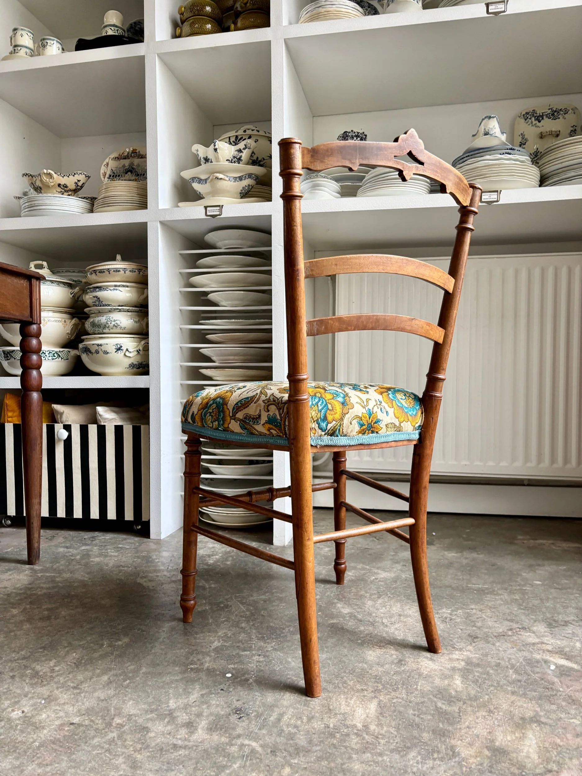 chaise-bois-coton-bleu-jaune-fleurs-assise-vintage-axs-design-paris-france