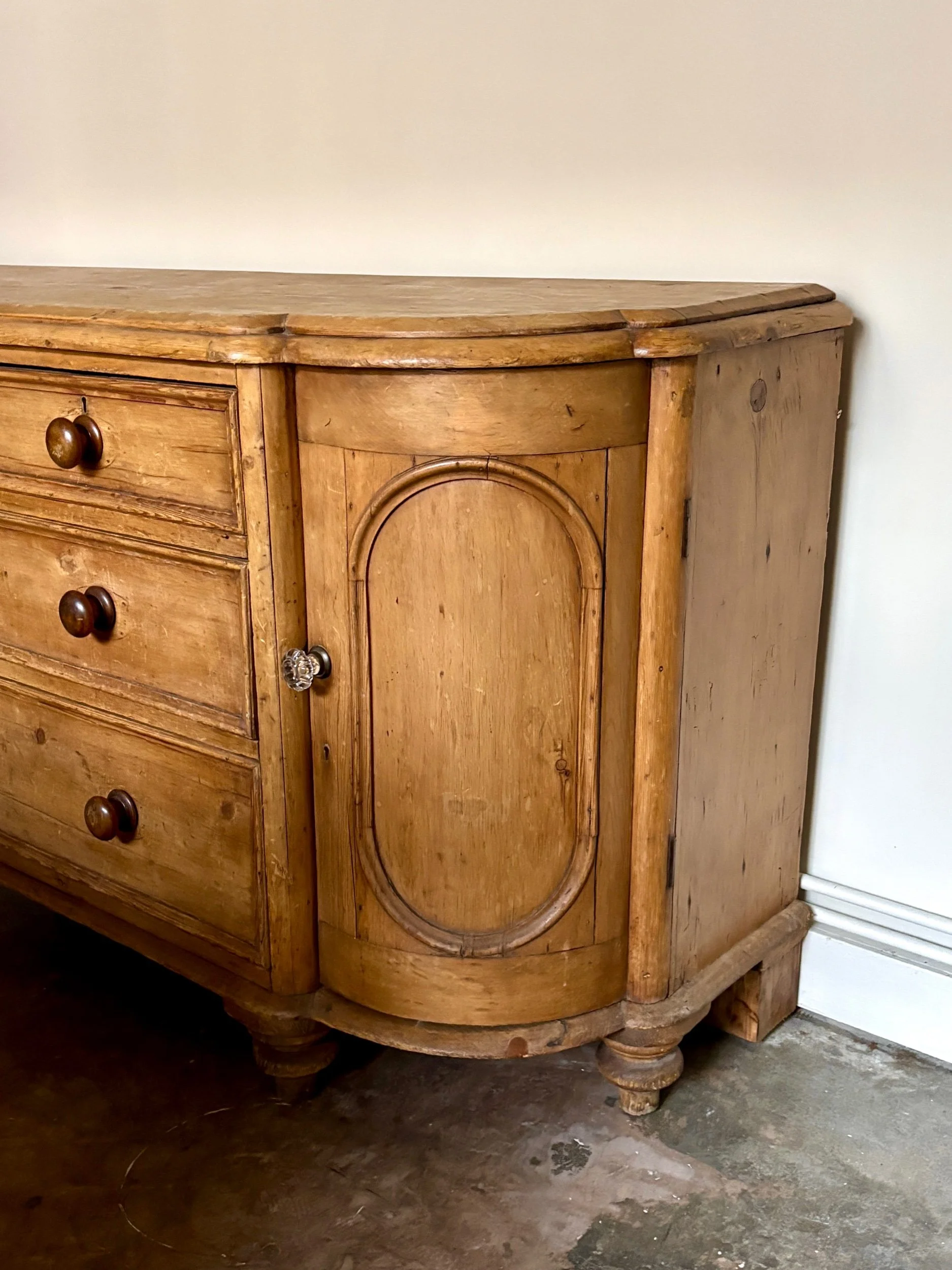 buffet-anglais-demi-lune-bois-clair-1930-meuble-rangement-vintage-axs-design-paris-france