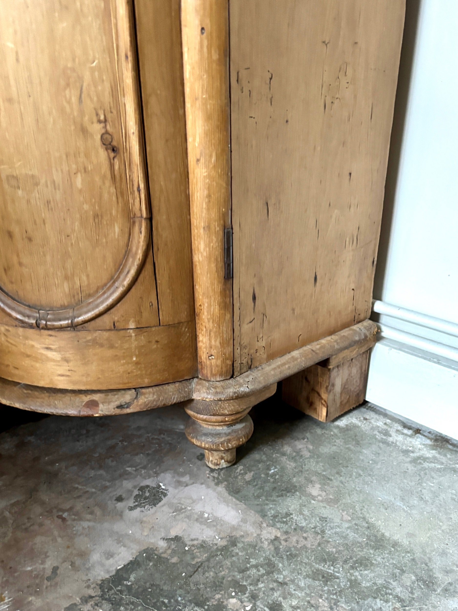 buffet-anglais-demi-lune-bois-clair-1930-meuble-rangement-vintage-axs-design-paris-france