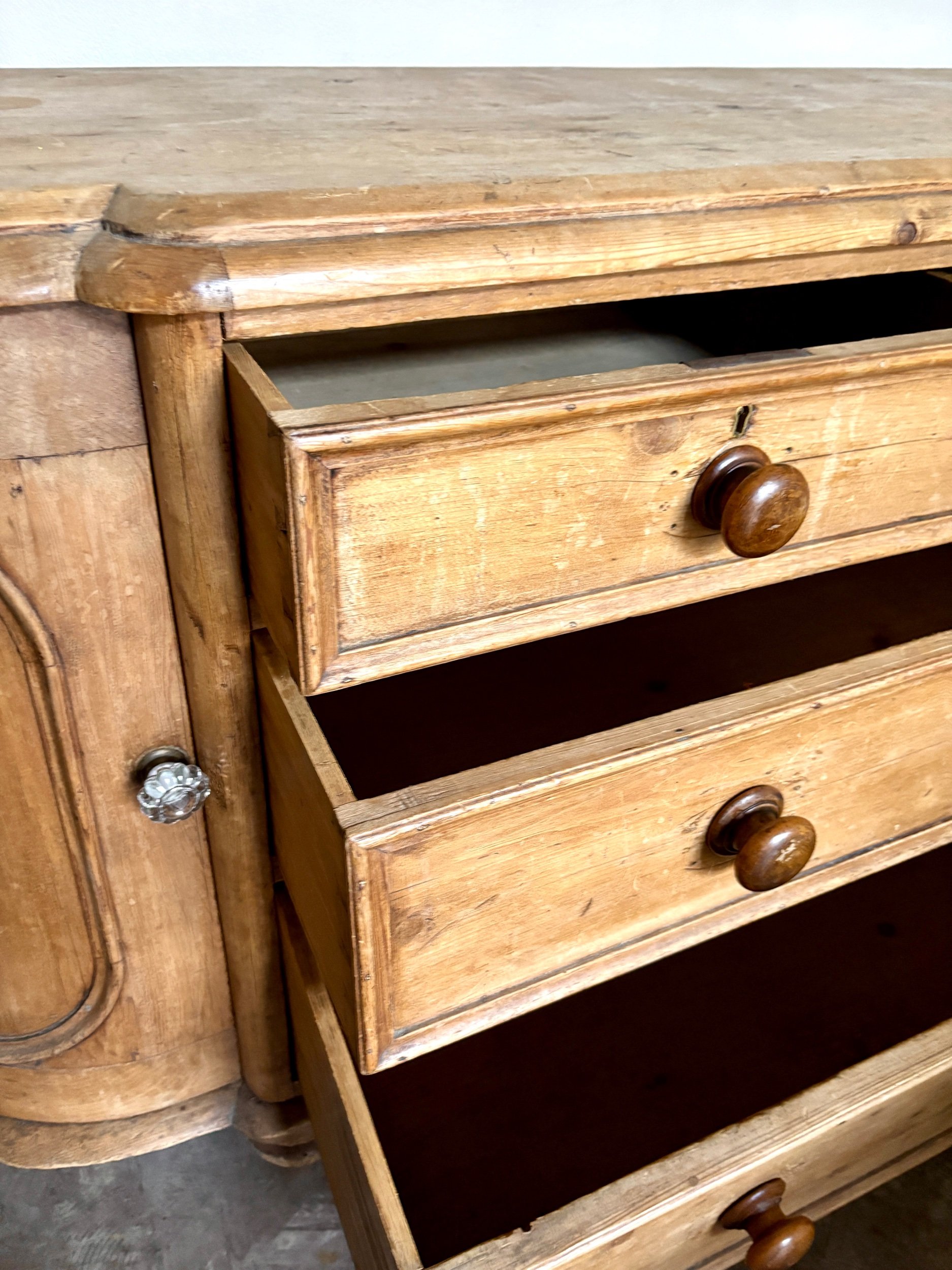 buffet-anglais-demi-lune-bois-clair-1930-meuble-rangement-vintage-axs-design-paris-france