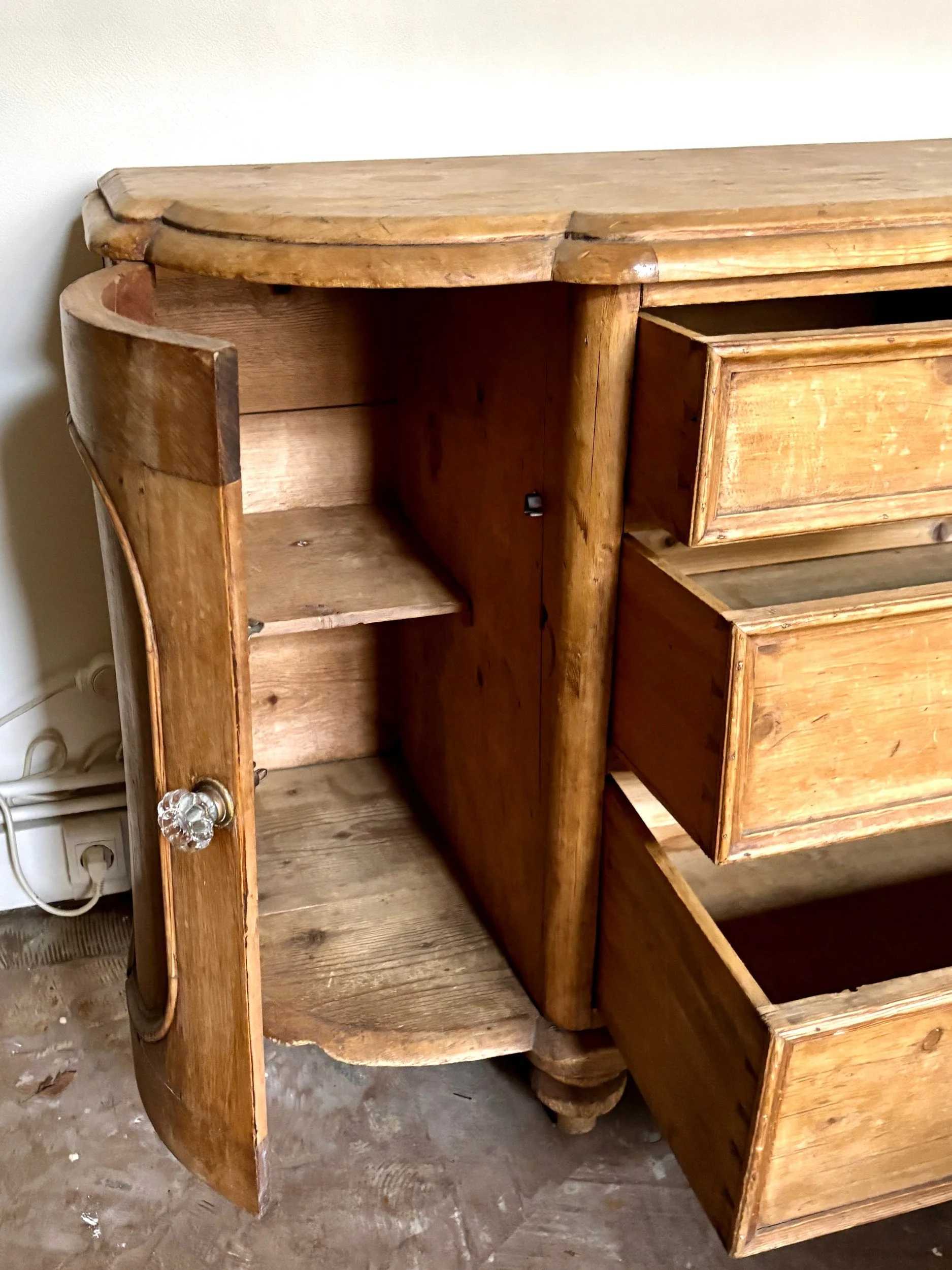 buffet-anglais-demi-lune-bois-clair-1930-meuble-rangement-vintage-axs-design-paris-france