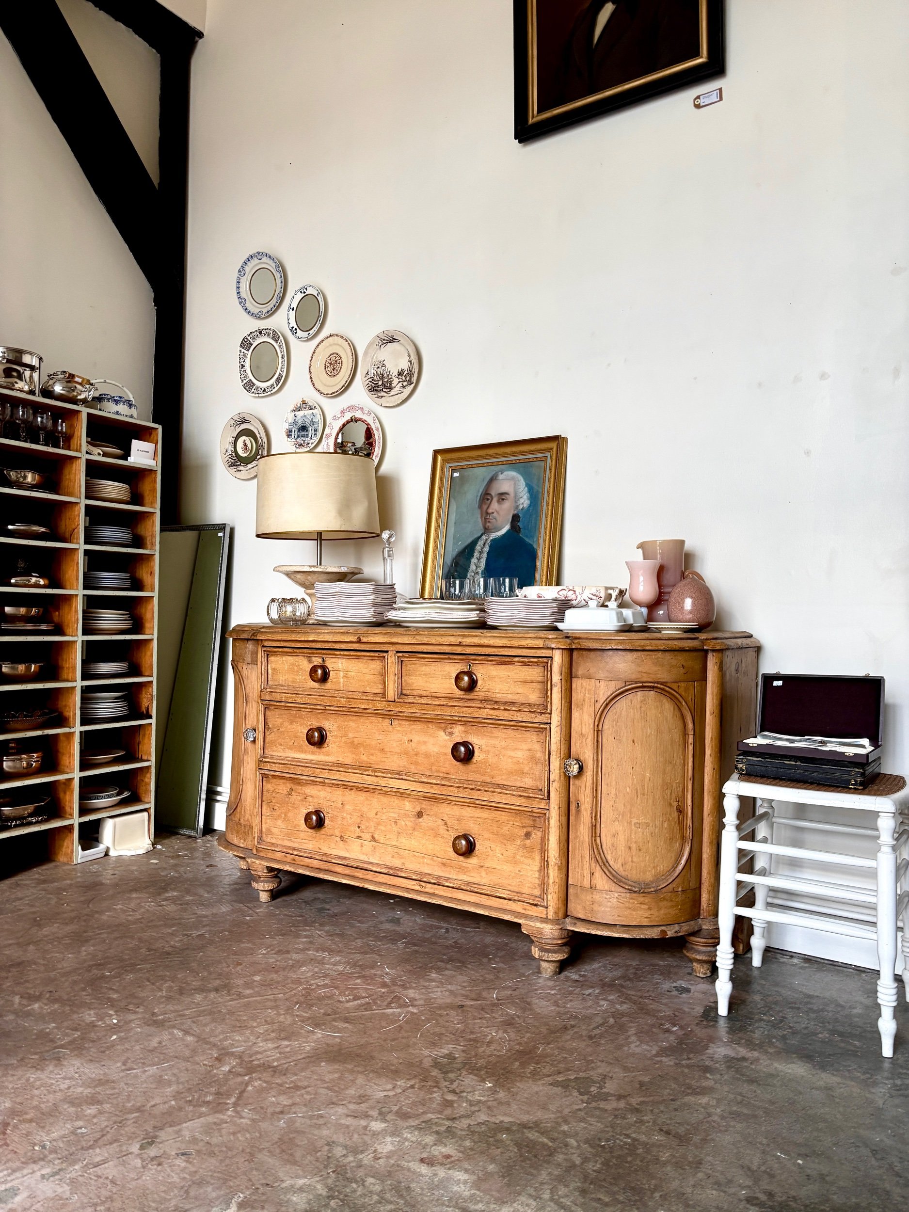 buffet-anglais-demi-lune-bois-clair-1930-meuble-rangement-vintage-axs-design-paris-france