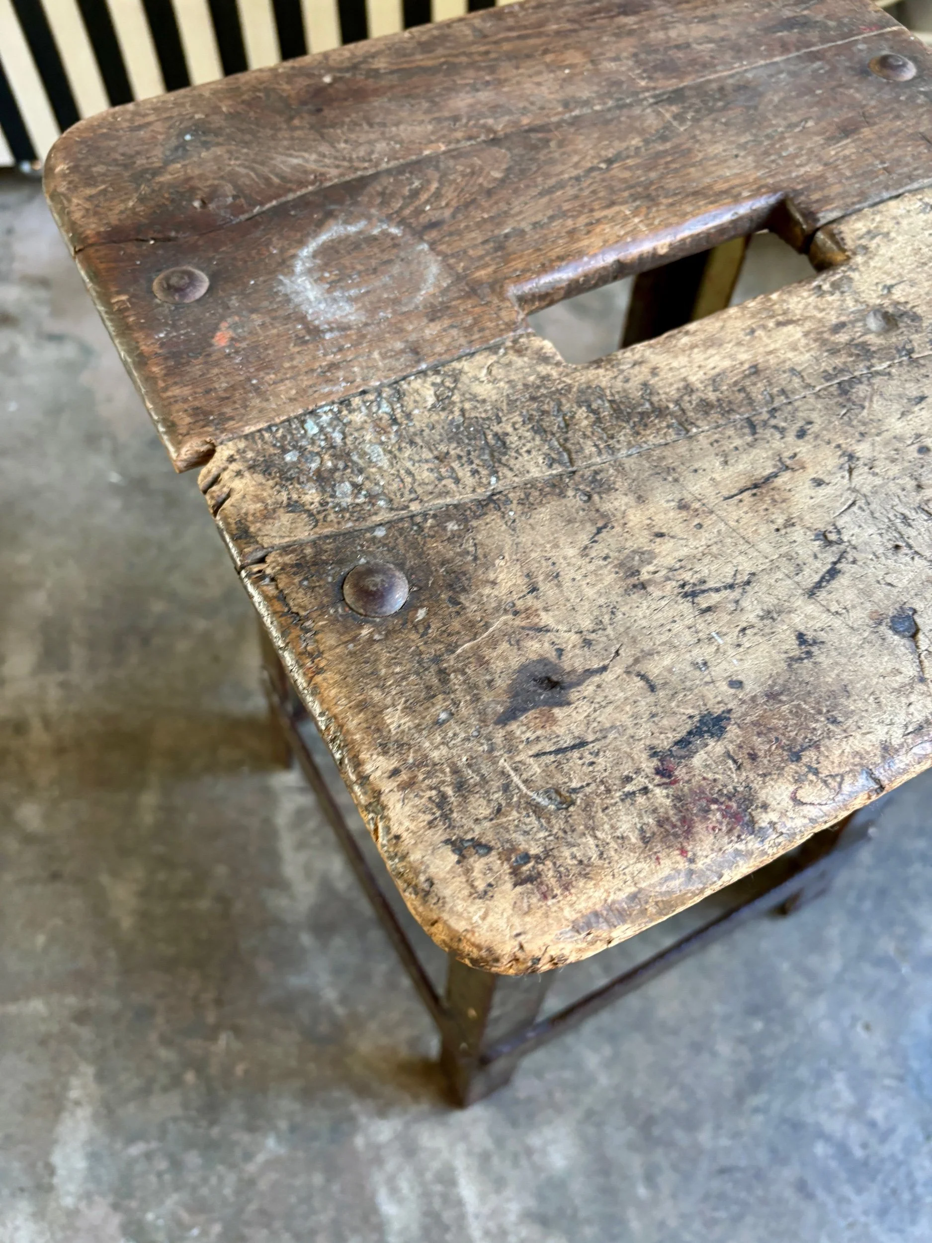 tabouret-bois-fonte-de-fer-assise-vintage-axs-design-paris-france