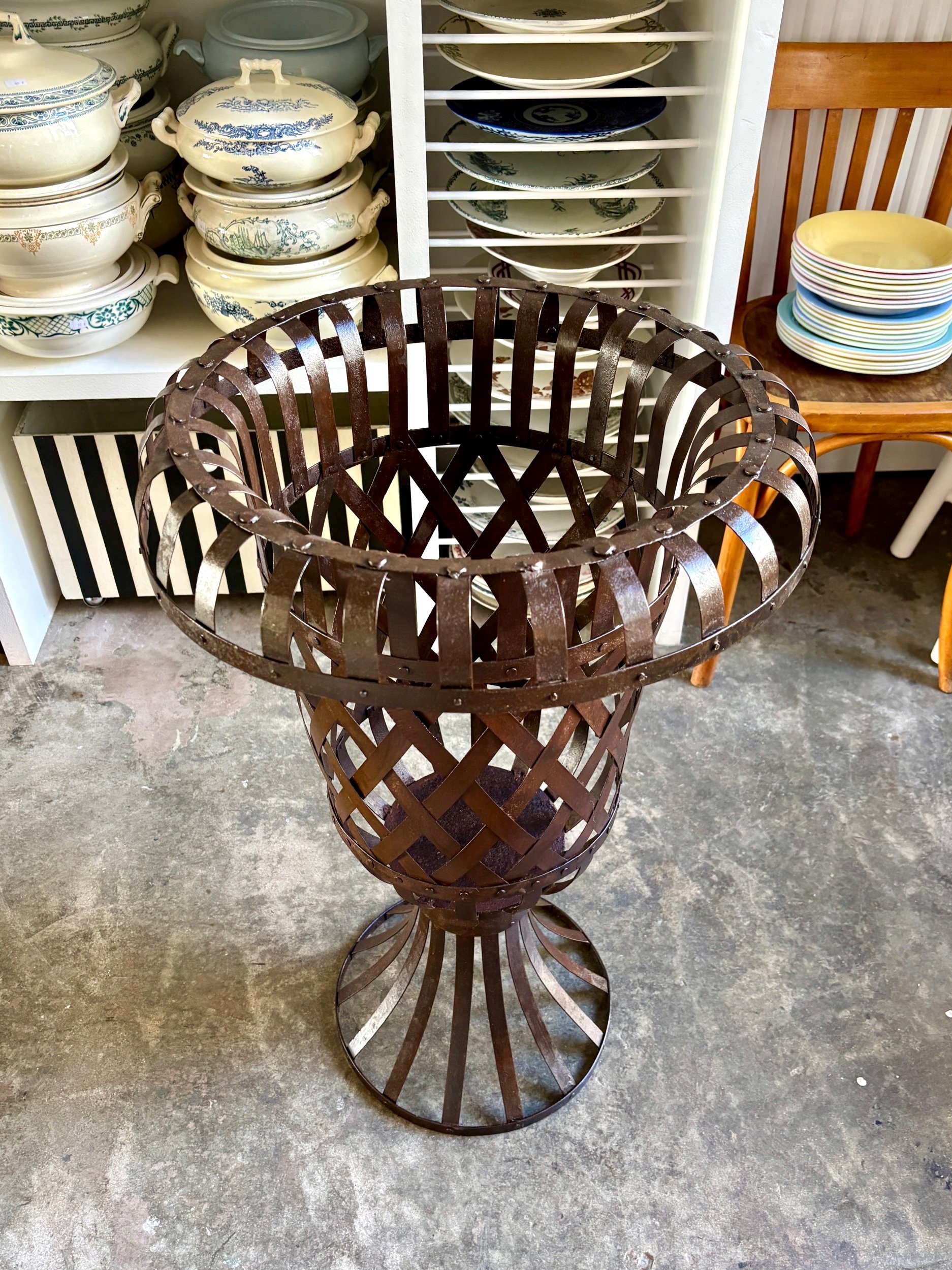 pot-cache-pot-medicis-fer-ajoure-decoation-jardin-vintage-axs-design-paris-france