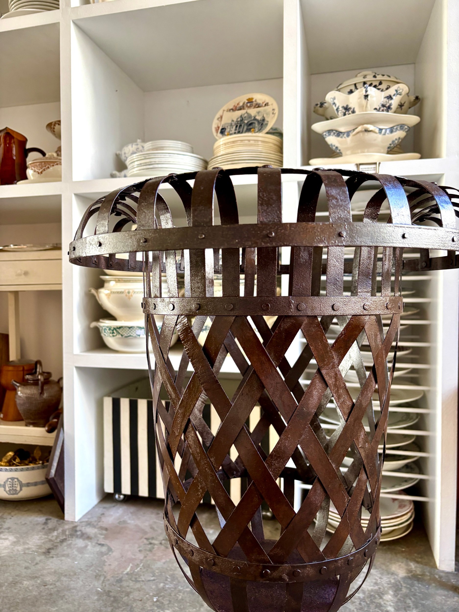 pot-cache-pot-medicis-fer-ajoure-decoation-jardin-vintage-axs-design-paris-france