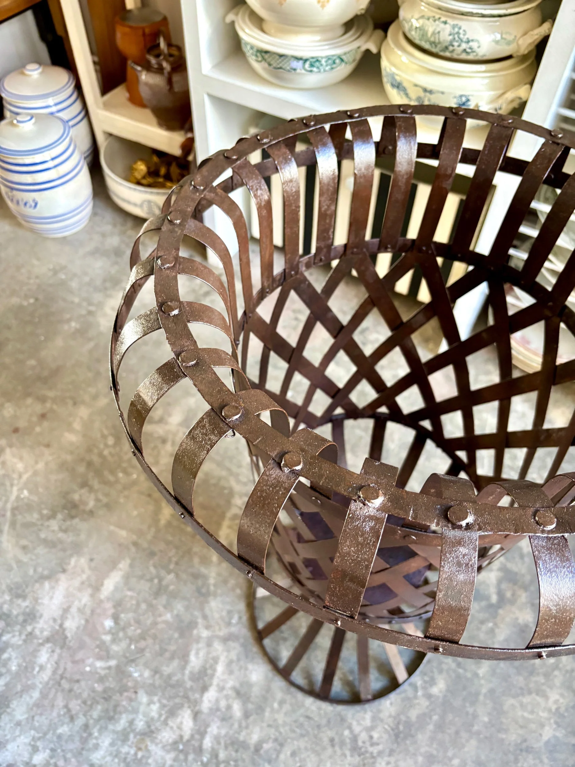 pot-cache-pot-medicis-fer-ajoure-decoation-jardin-vintage-axs-design-paris-france