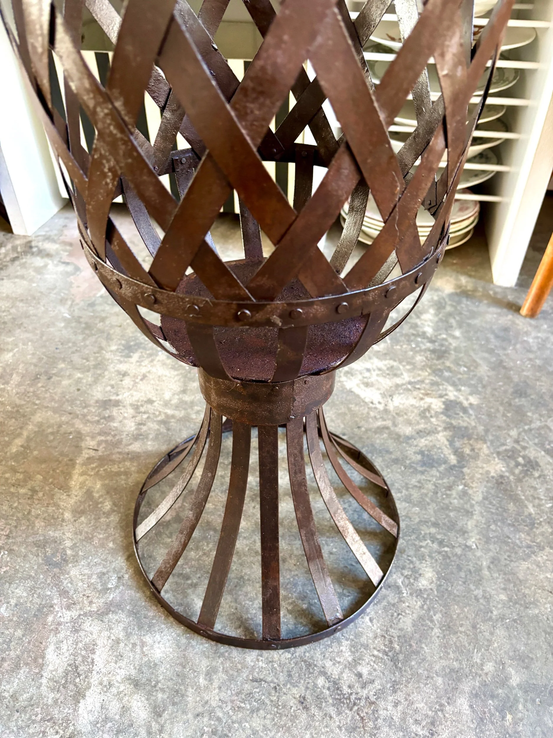 pot-cache-pot-medicis-fer-ajoure-decoation-jardin-vintage-axs-design-paris-france