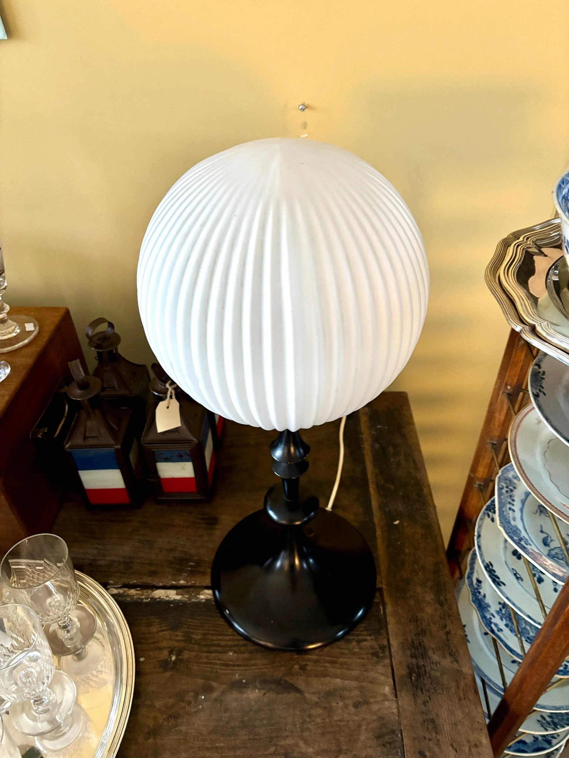 lampe-table-max-bill-verre-blanc-bois-metal-noir-luminaire-vintage-axs-design-paris-france