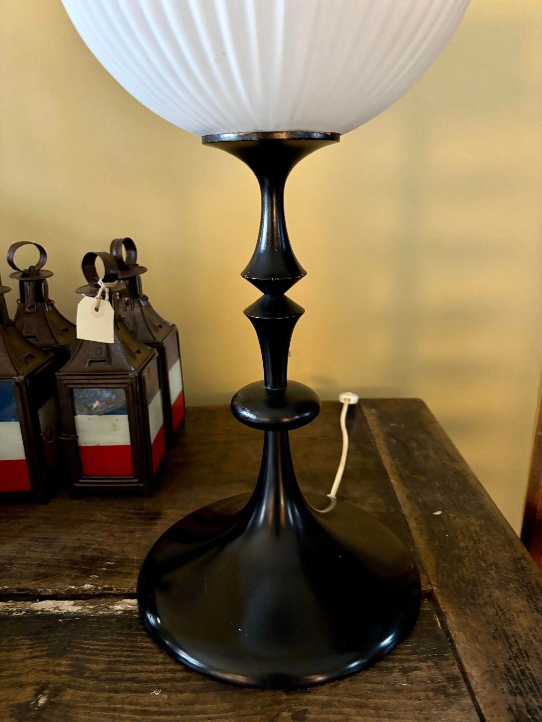 lampe-table-max-bill-verre-blanc-bois-metal-noir-luminaire-vintage-axs-design-paris-france