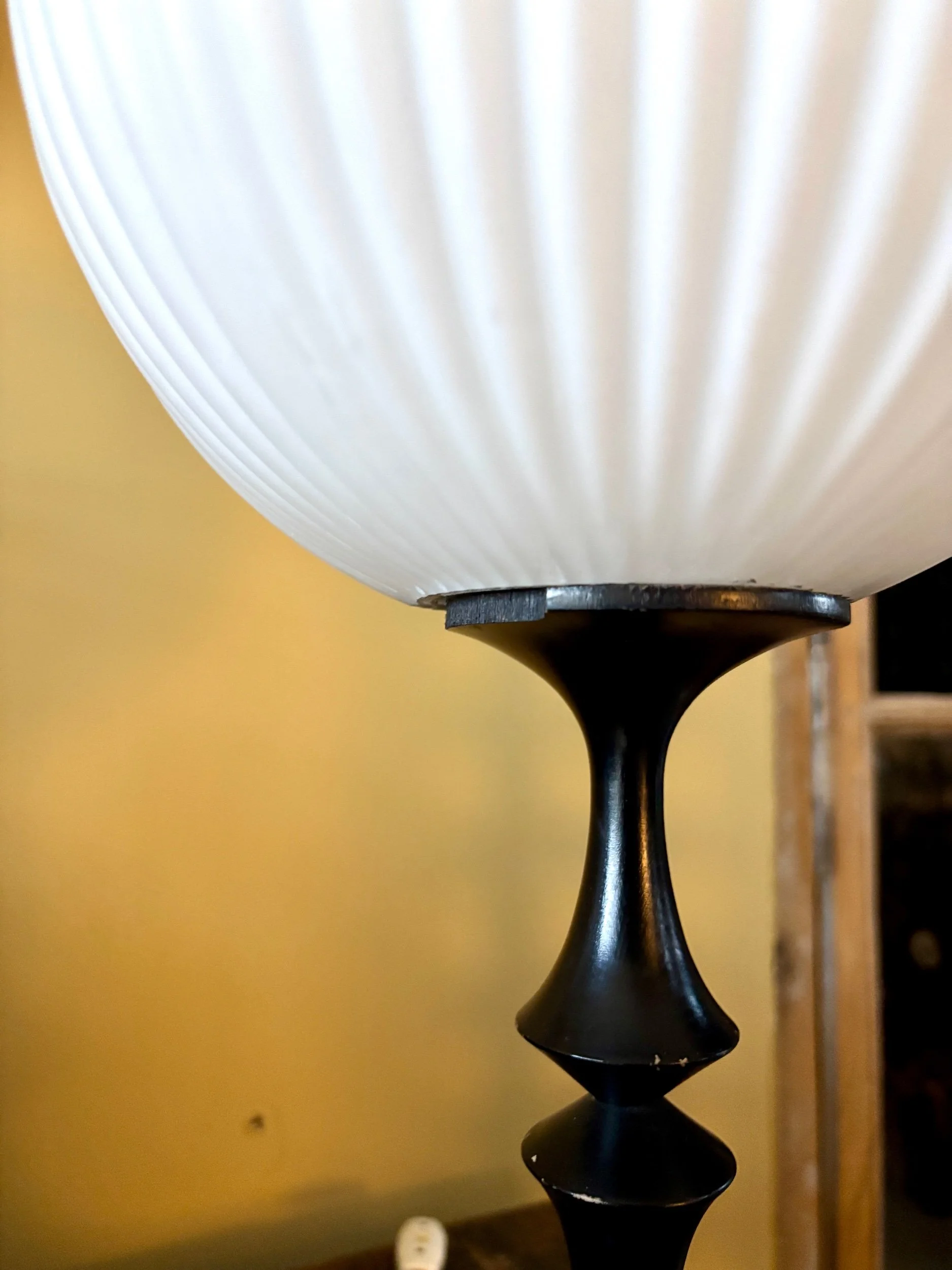 lampe-table-max-bill-verre-blanc-bois-metal-noir-luminaire-vintage-axs-design-paris-france