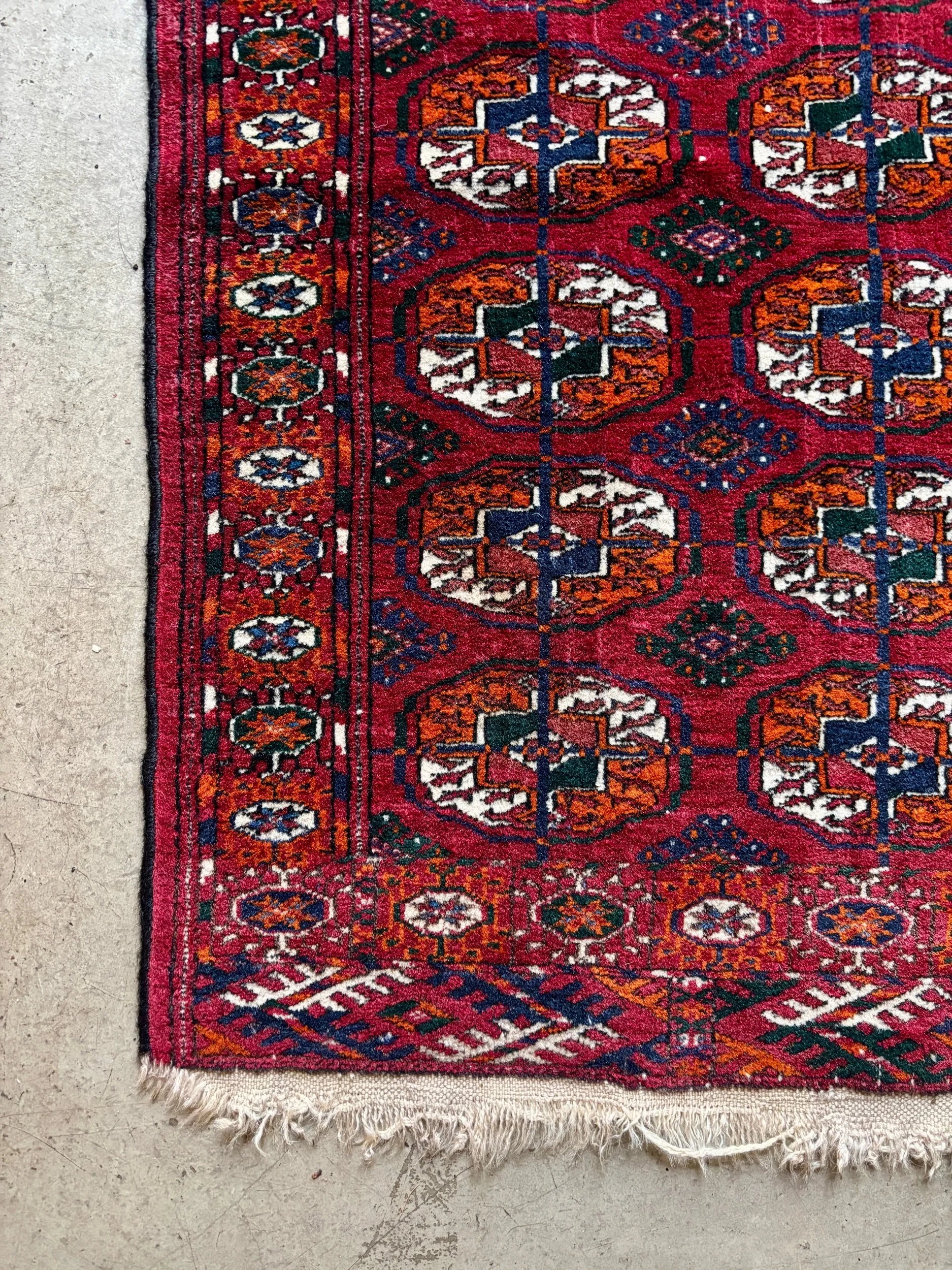 tapis-boukhara-laine-soie-bordeaux-12-caissons-decoration-vintage-axs-design-paris-france