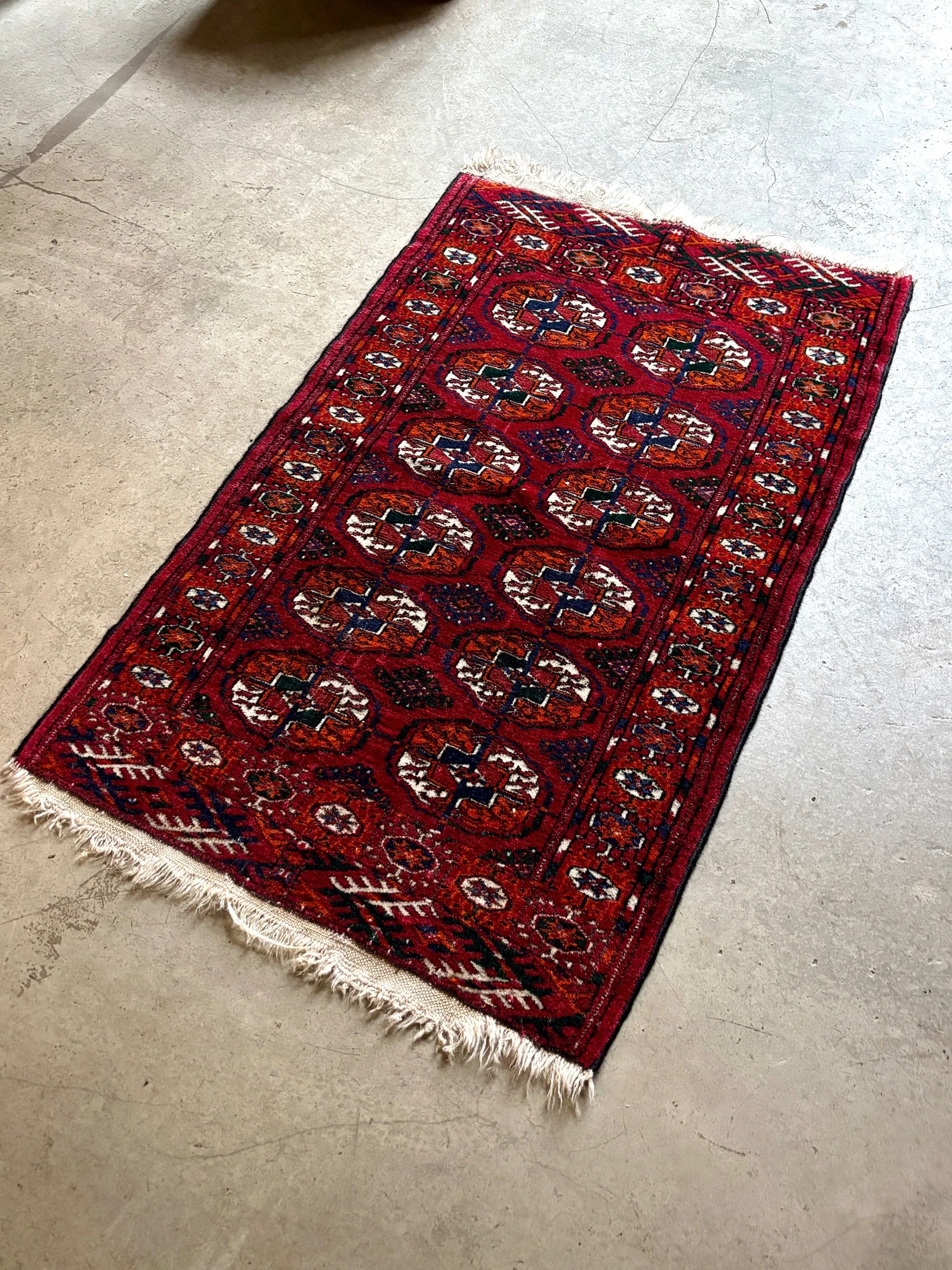 tapis-boukhara-laine-soie-bordeaux-12-caissons-decoration-vintage-axs-design-paris-france