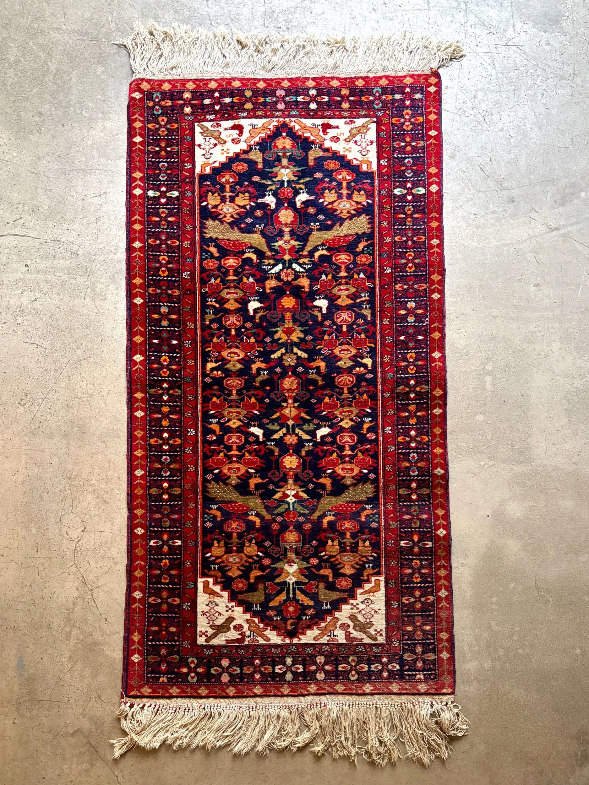 Tapis en laine à décor d'oiseaux ☐ 154 x 76 cm