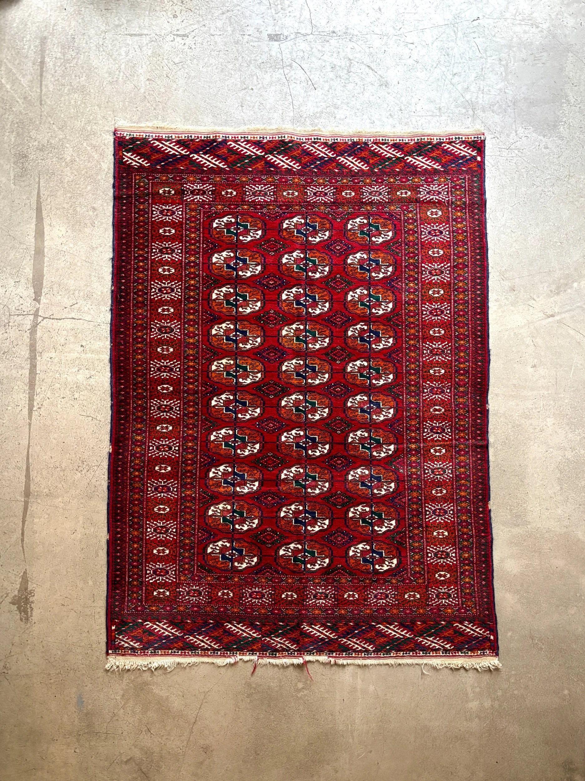 tapis-boukhara-laine-soie-30-caissons-bordeaux-decoration-vintage-axs-design-paris-france