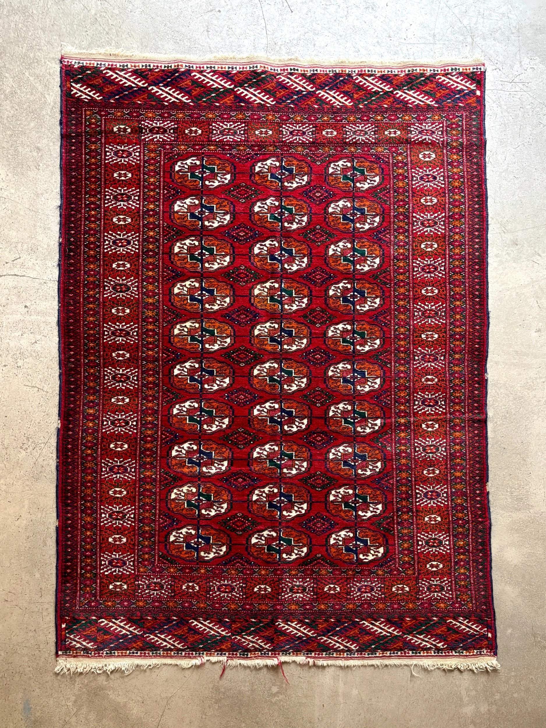 Tapis Boukhara en laine et soie, 30 caissons ☐ 145 x 103 cm