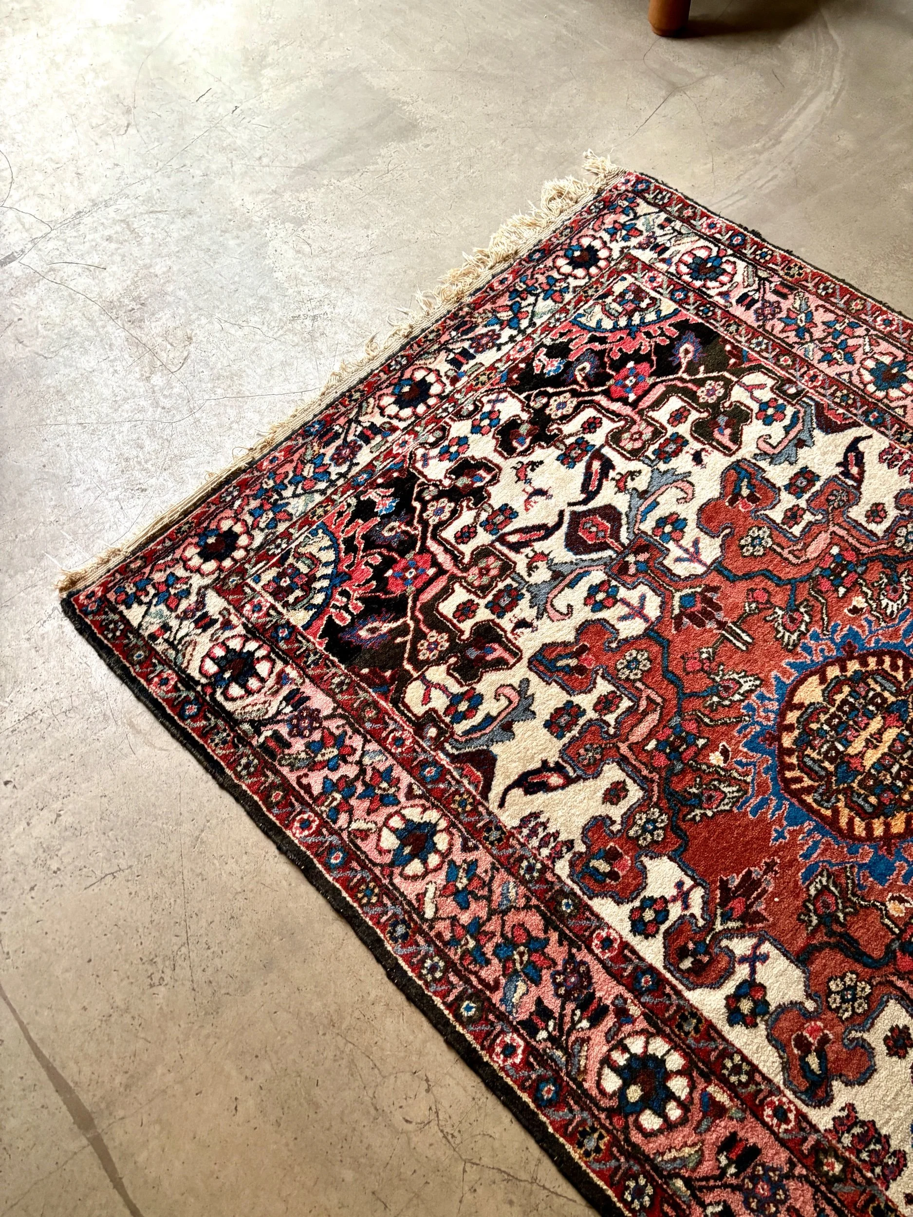 tapis-persan-laine-soie-rose-beige-noir-bleu-decoration-vintage-axs-design-paris-france