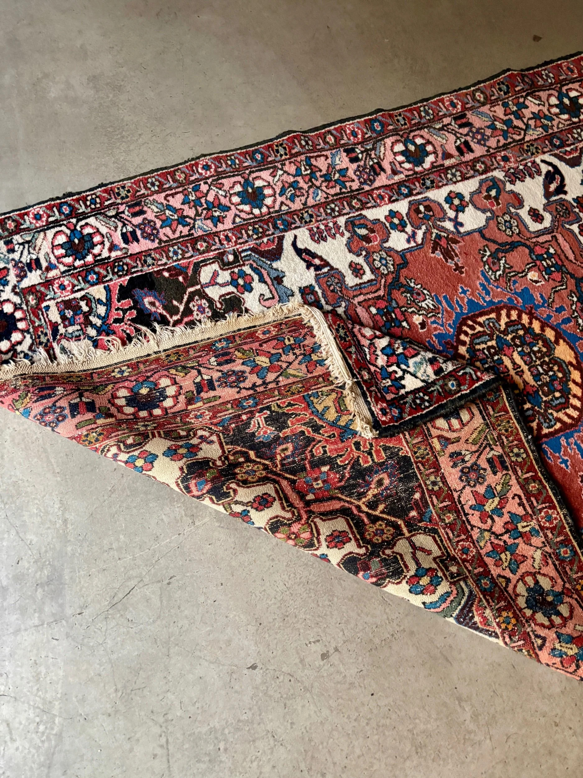 tapis-persan-laine-soie-rose-beige-noir-bleu-decoration-vintage-axs-design-paris-france