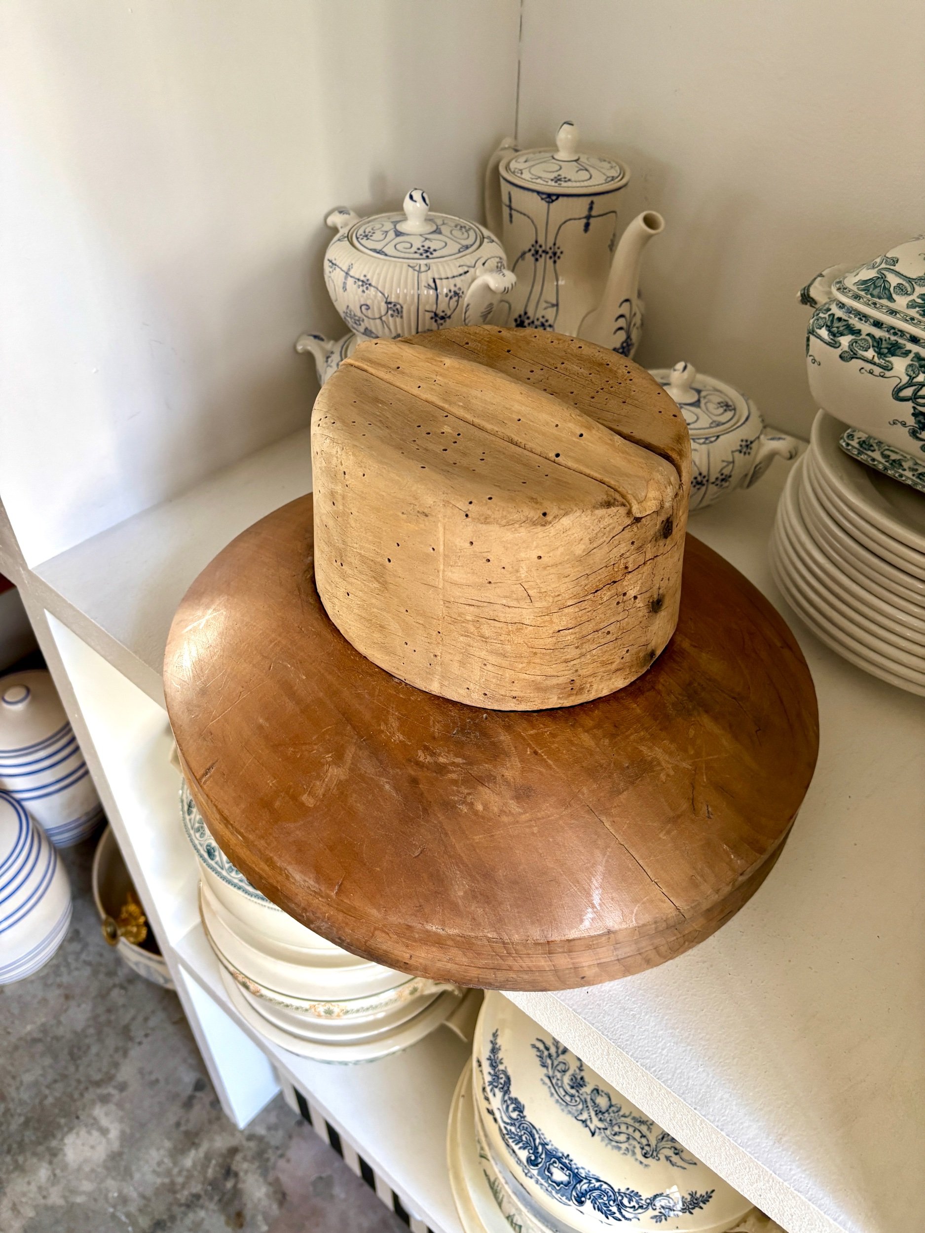 forme-chapelier-1-bois-clair-decoration-curiosit-vintage-axs-design-paris-france