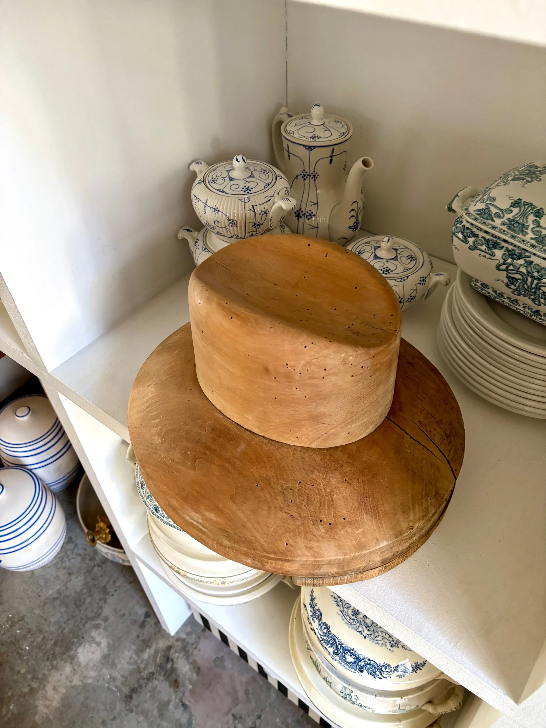 forme-chapelier-2-bois-clair-decoration-curiosite-vintage-axs-design-paris-france