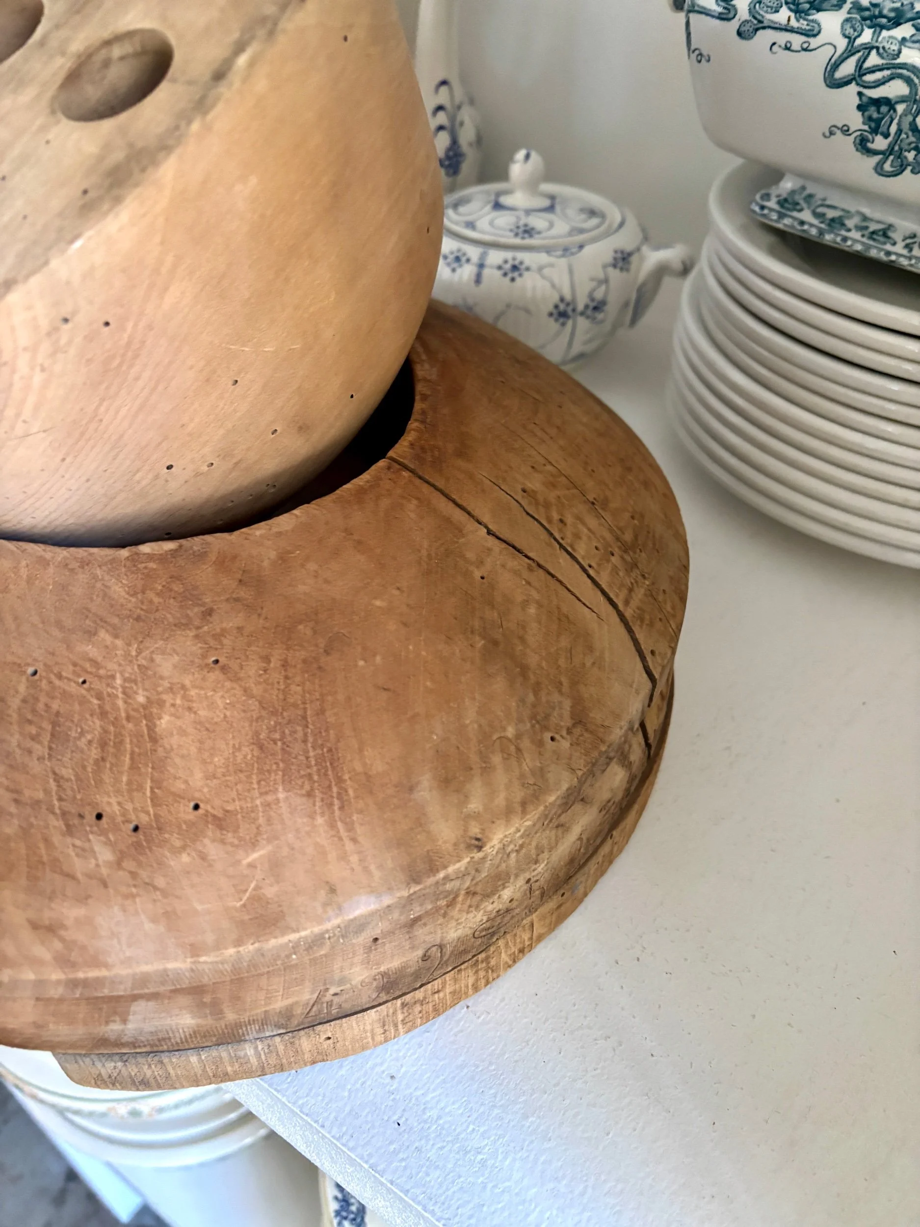 forme-chapelier-2-bois-clair-decoration-curiosite-vintage-axs-design-paris-france