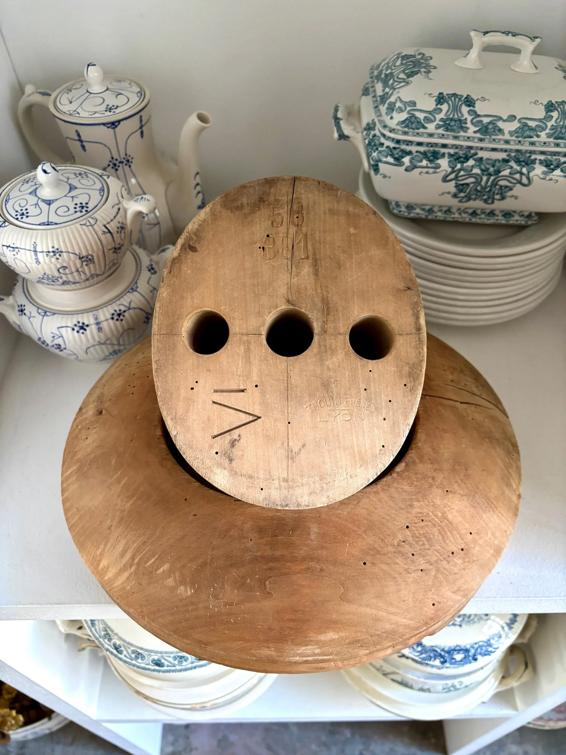 forme-chapelier-2-bois-clair-decoration-curiosite-vintage-axs-design-paris-france