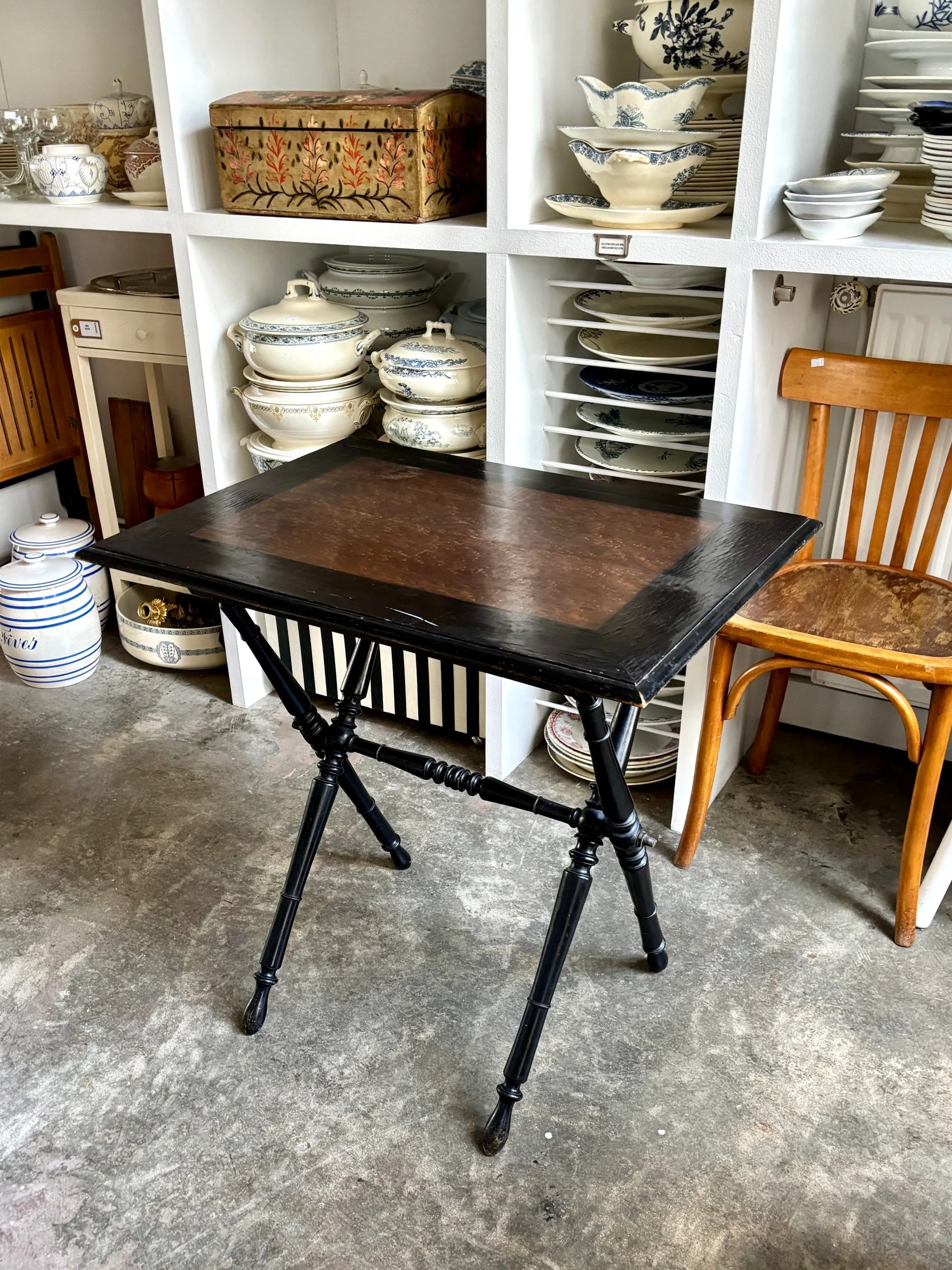 Table pliante Napoléon III en bois noirci ☐ 72 x 54 cm