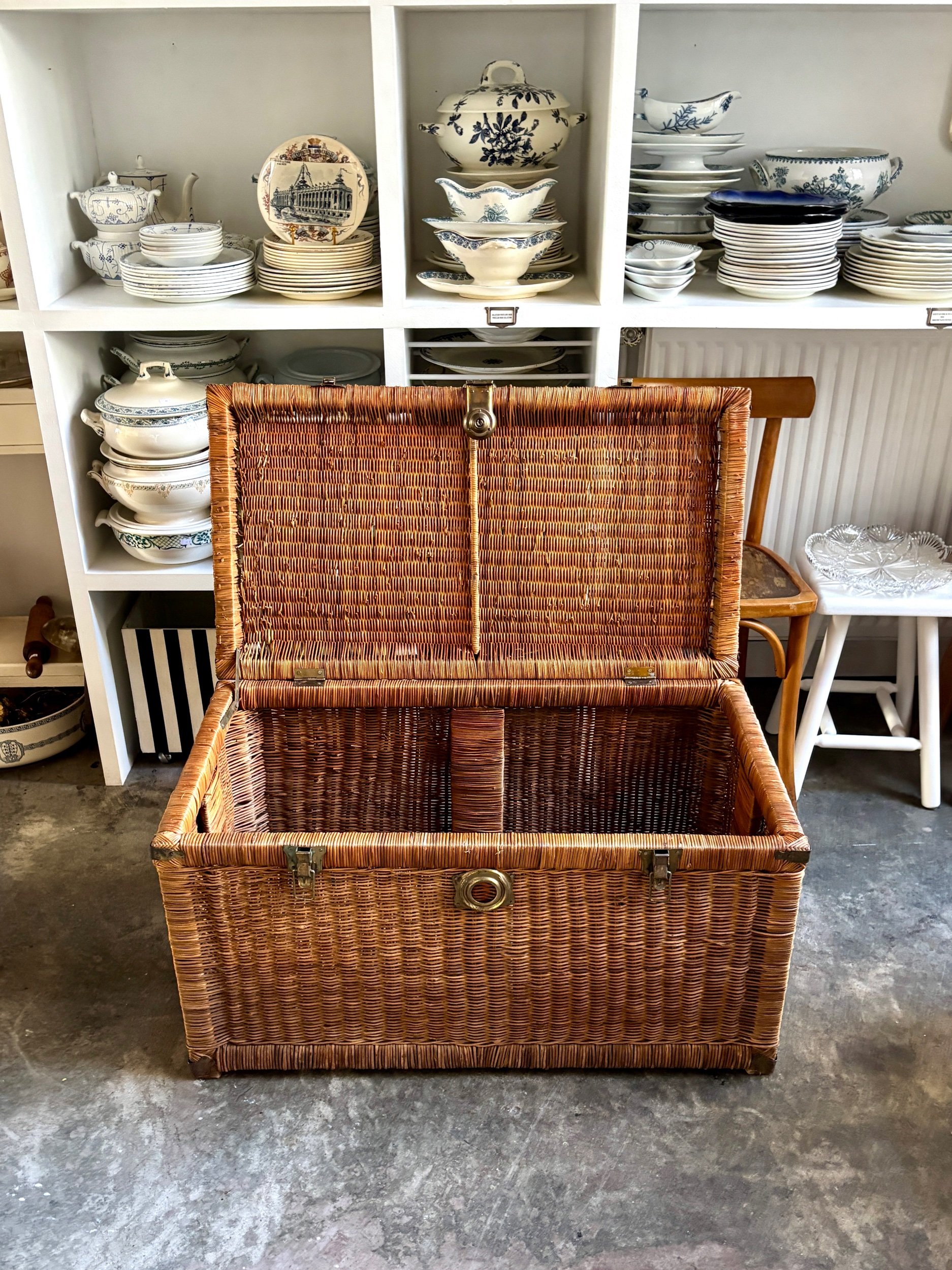 malle-coffre-osier-bois-meuble-rangement-vintage-axs-design-paris-france