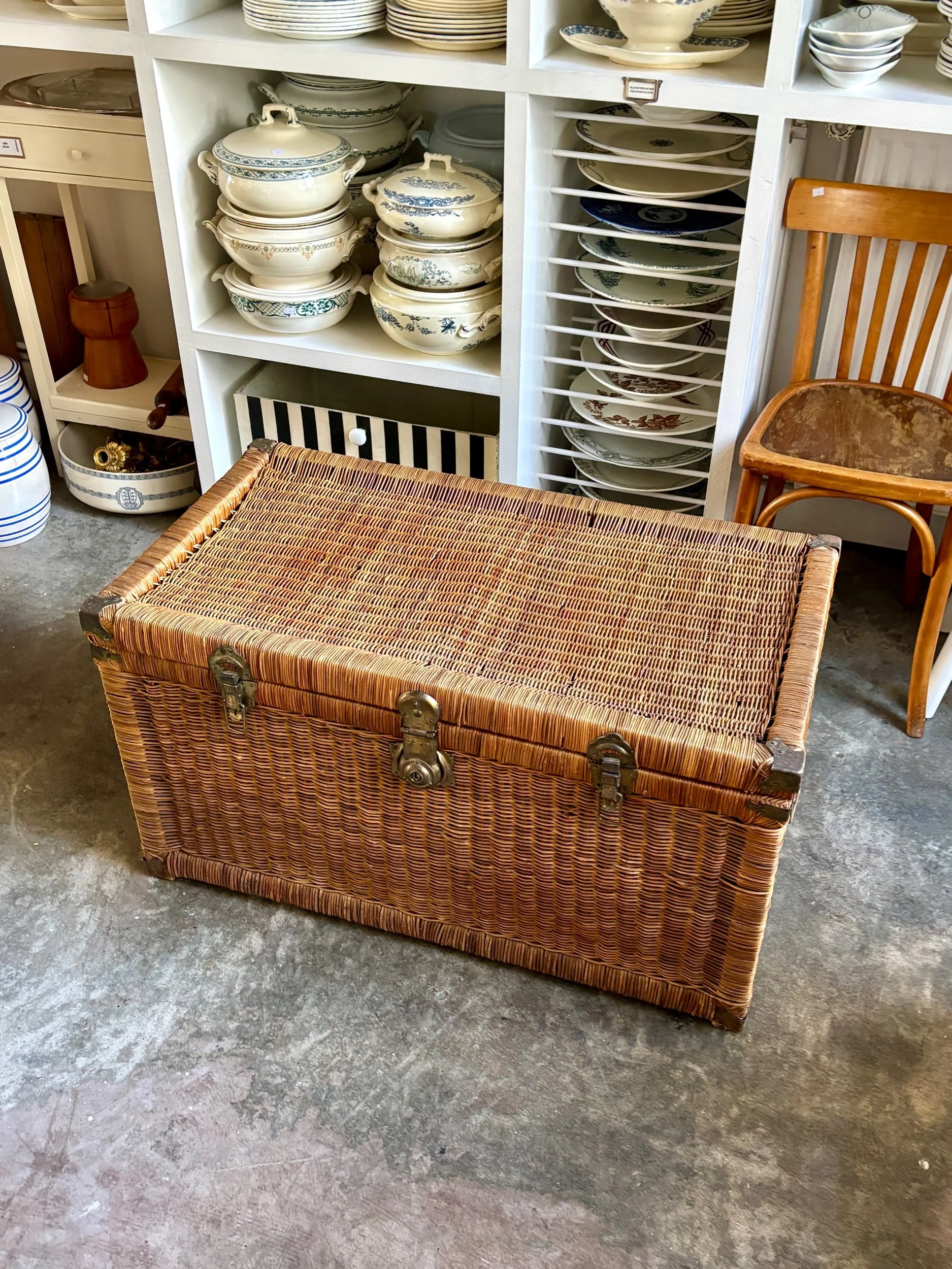 malle-coffre-osier-bois-meuble-rangement-vintage-axs-design-paris-france