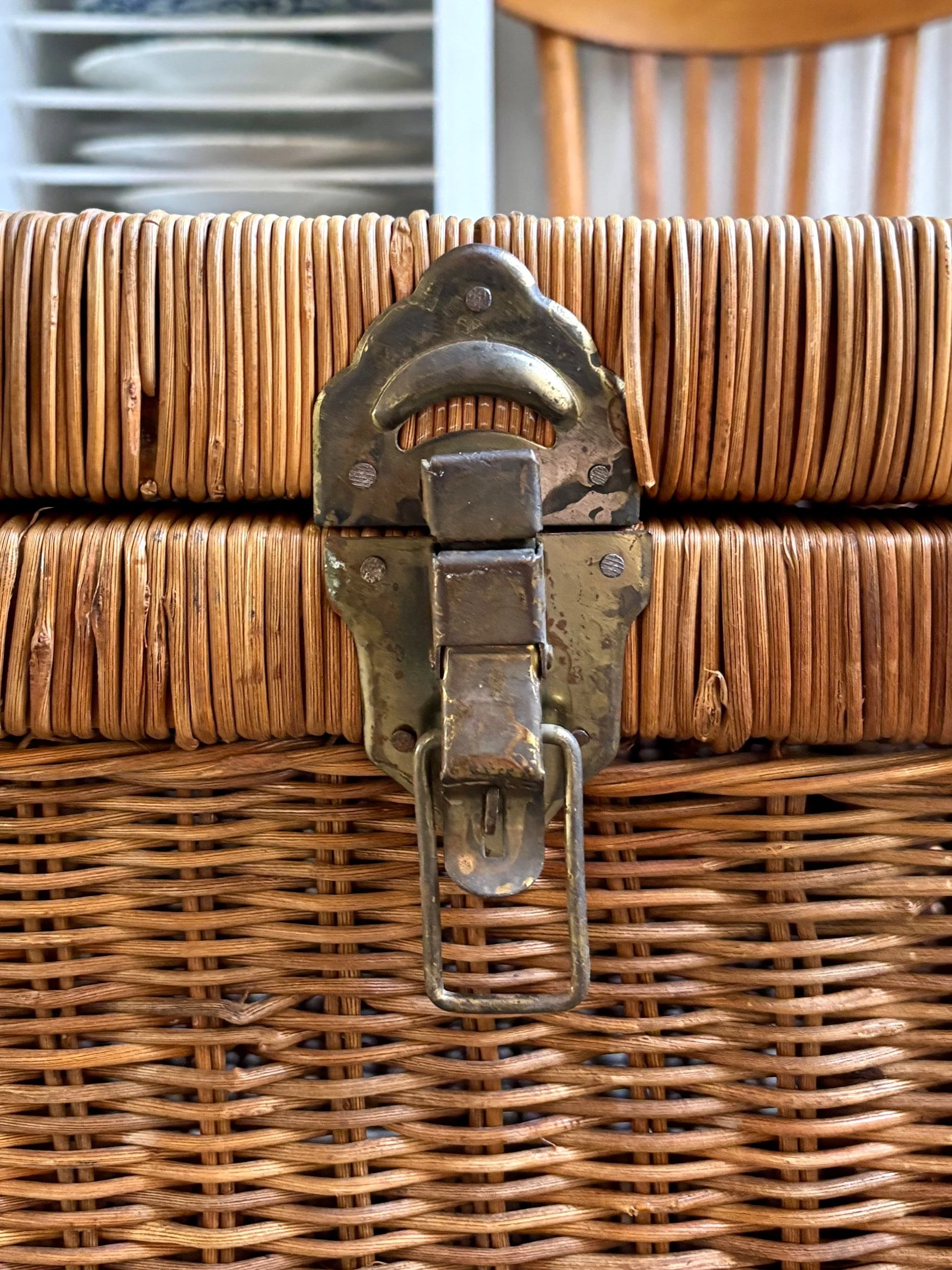 malle-coffre-osier-bois-meuble-rangement-vintage-axs-design-paris-france