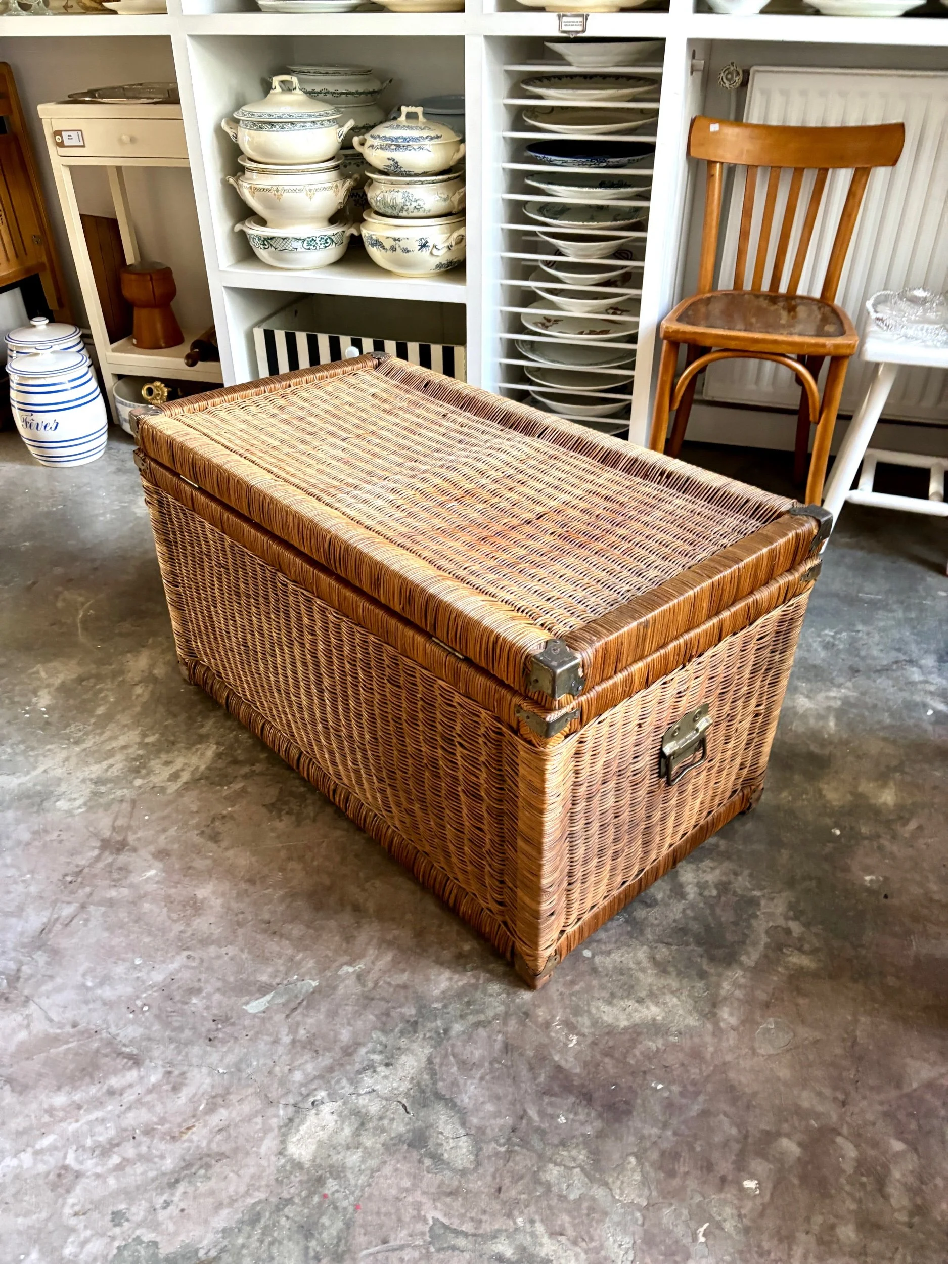 malle-coffre-osier-bois-meuble-rangement-vintage-axs-design-paris-france