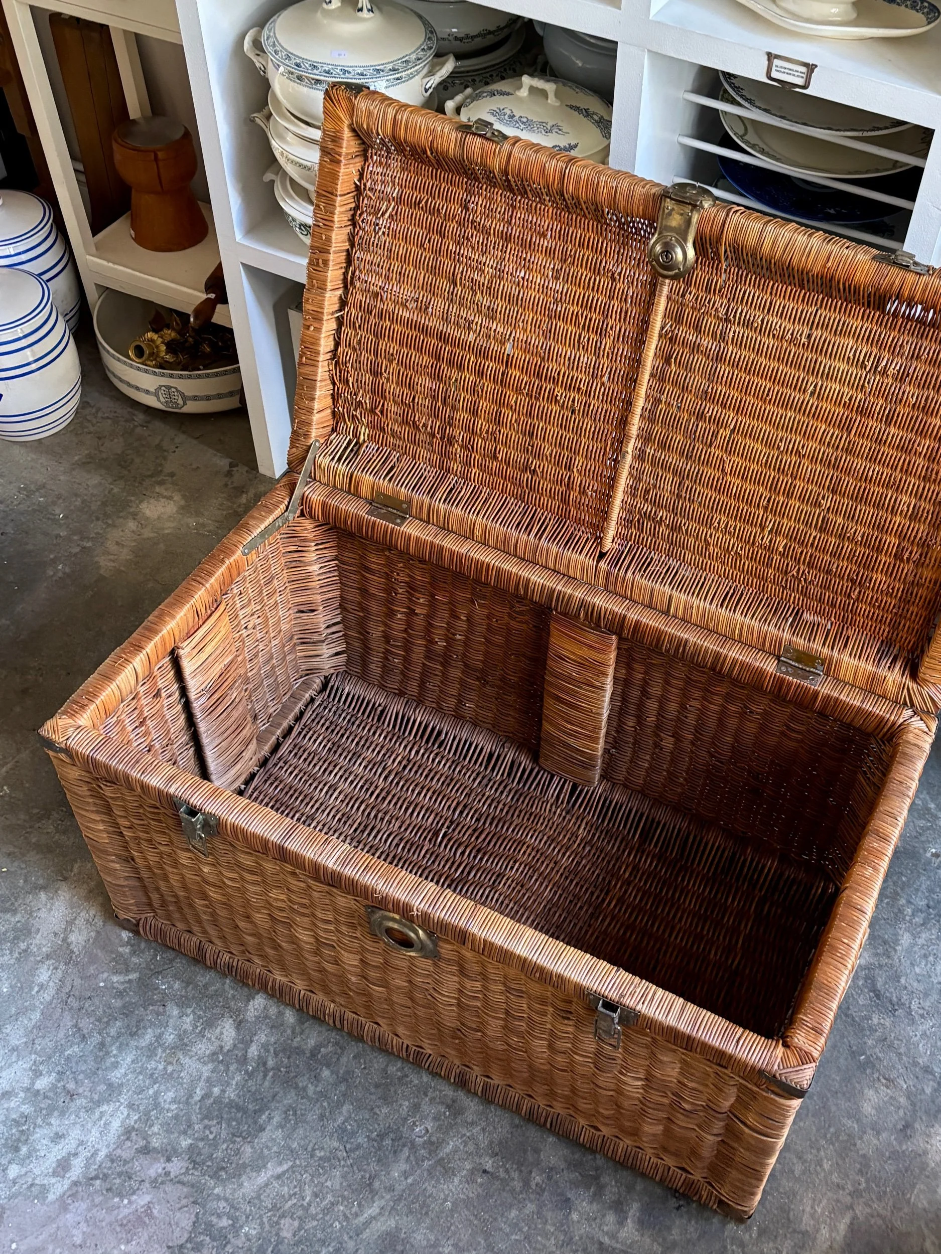 malle-coffre-osier-bois-meuble-rangement-vintage-axs-design-paris-france