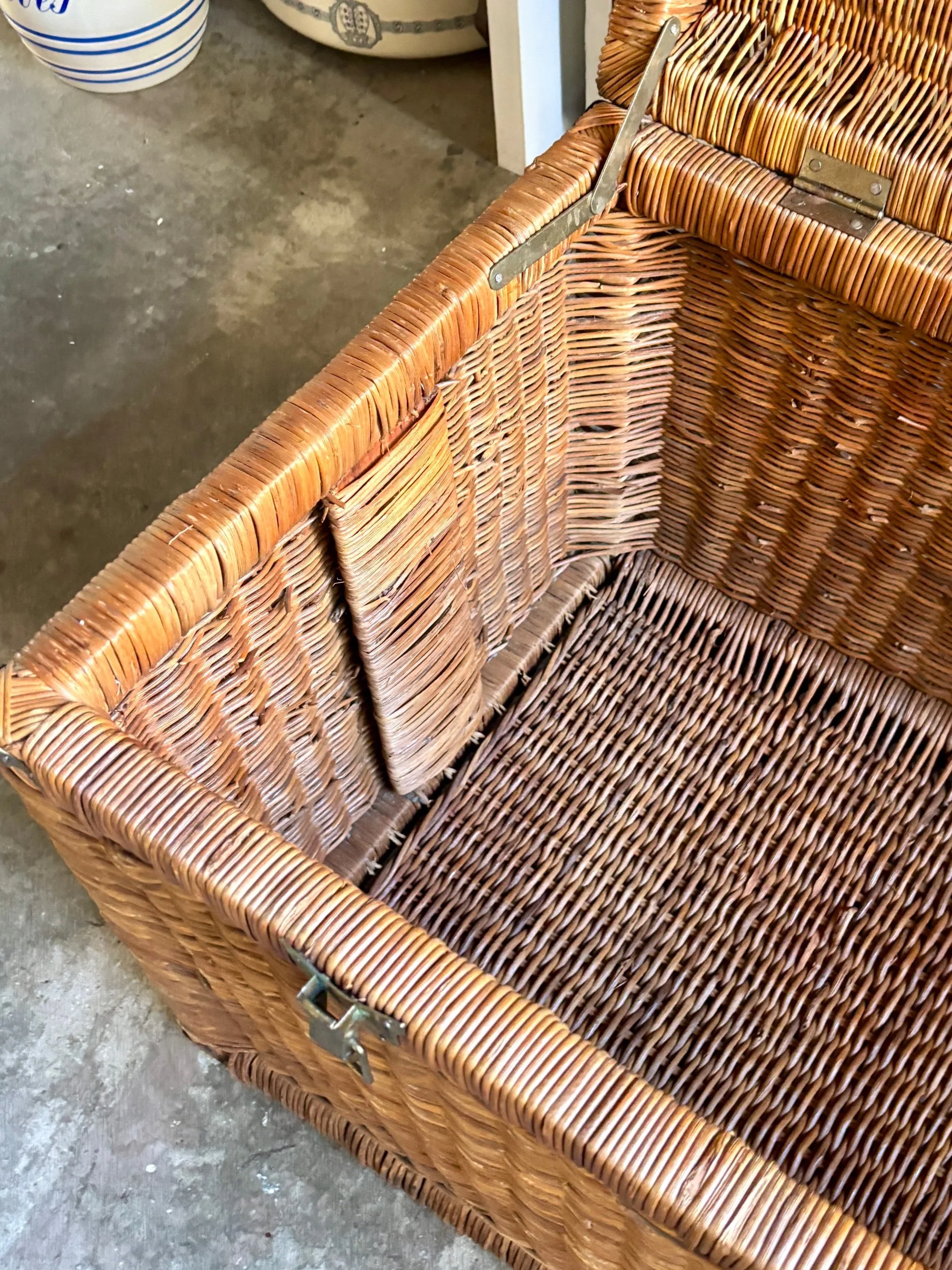 malle-coffre-osier-bois-meuble-rangement-vintage-axs-design-paris-france