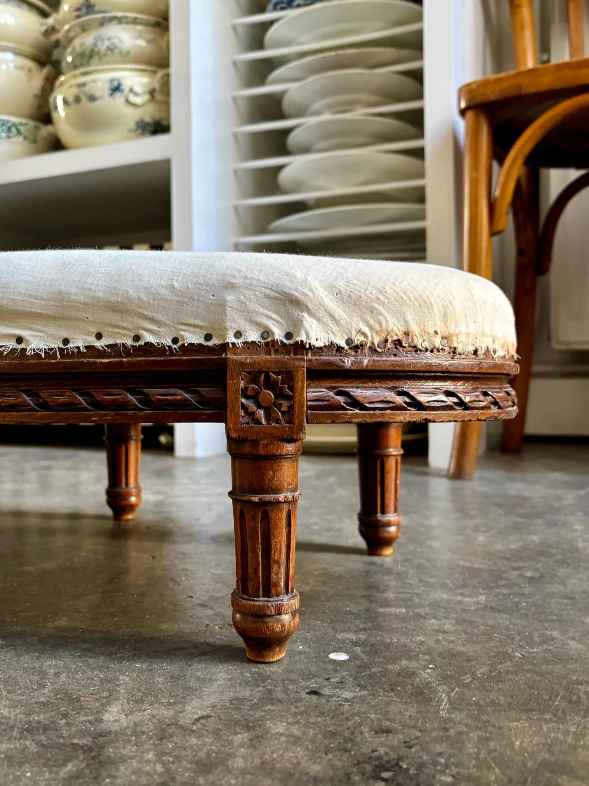 repose-pied-louis-xvi-bois-coton-meuble-vintage-axs-design-paris-france