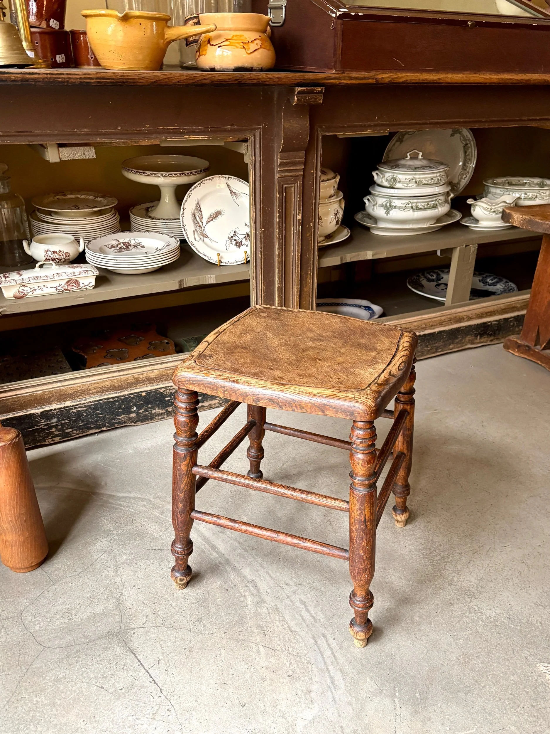 Tabouret en bois tourné et mouluré