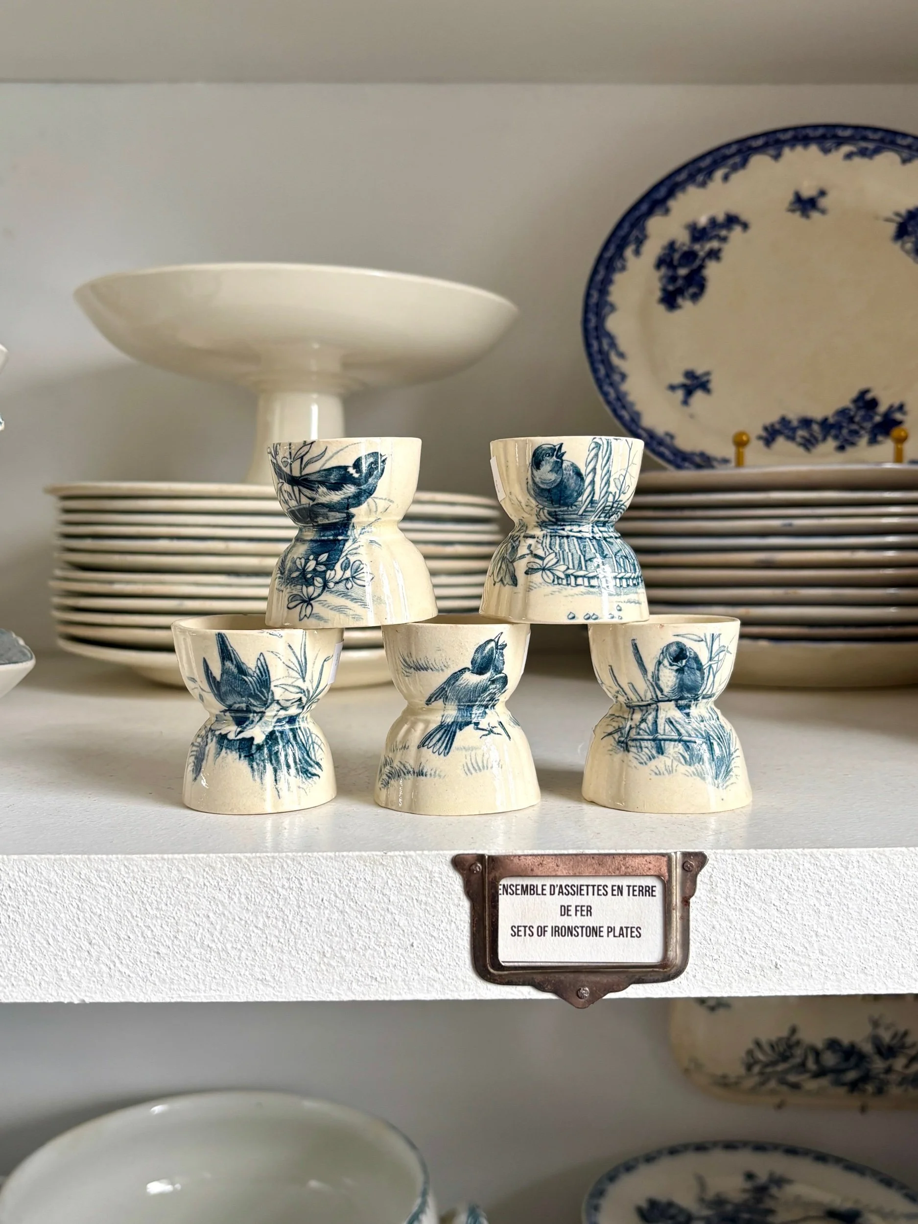 Coquetier Gien en terre de fer bleue, service "Oiseaux" vers 1870