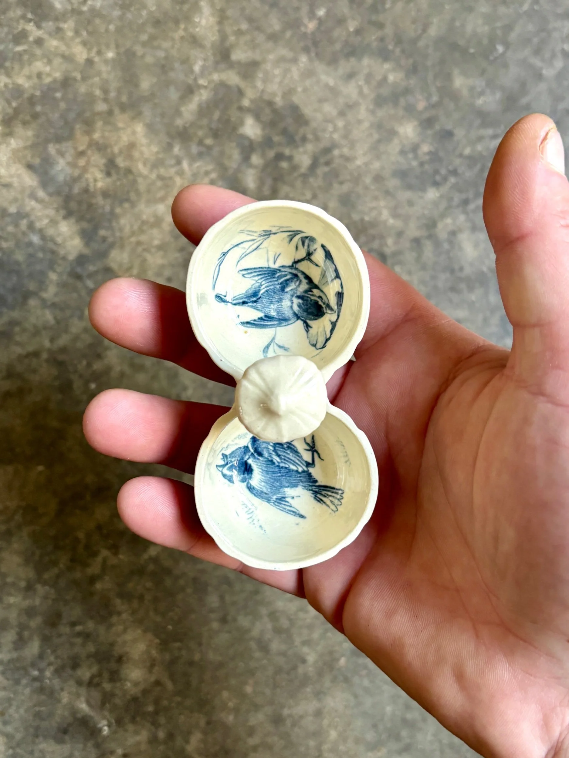 saleron-gien-bleu-oiseaux-terre-fer-vaisselle-vintage-axs-design-paris-france