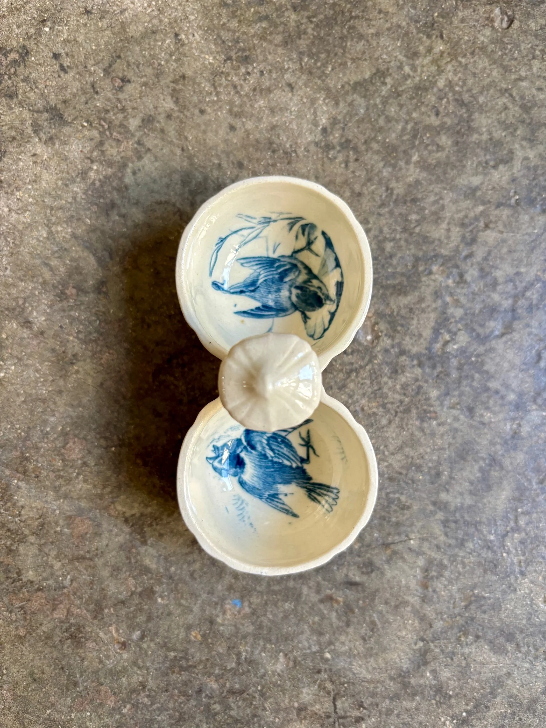 Saleron double Gien en terre de fer bleue, service "Oiseaux" vers 1870