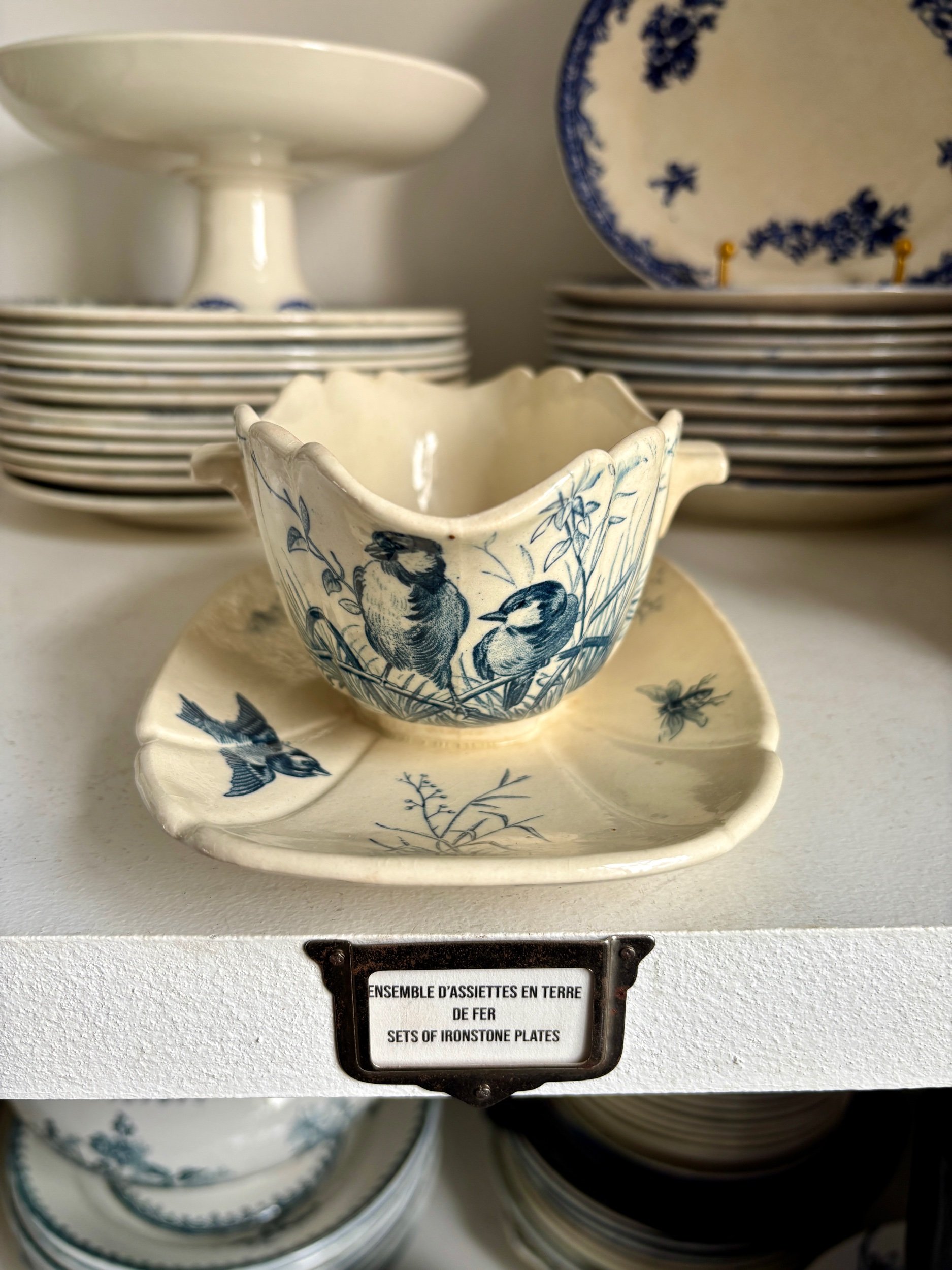 sauciere-gien-bleu-oiseaux-terre-fer-vaisselle-vintage-axs-design-paris-france