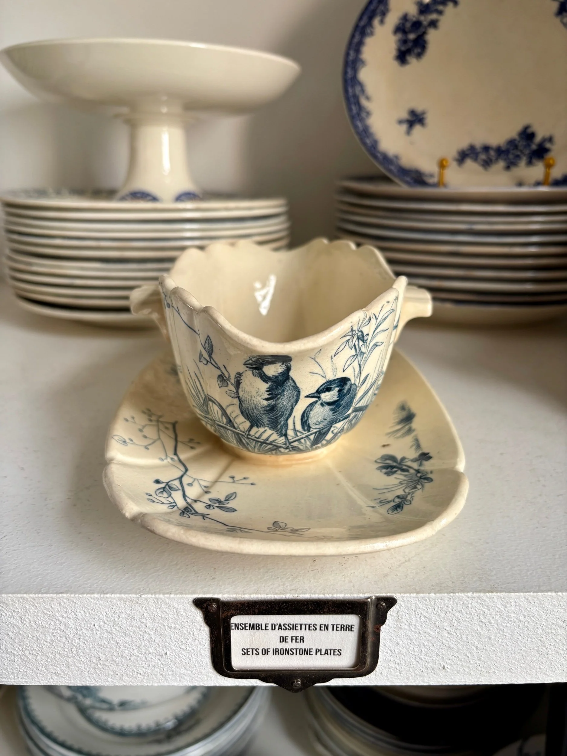 sauciere-gien-bleu-oiseaux-terre-fer-vaisselle-vintage-axs-design-paris-france