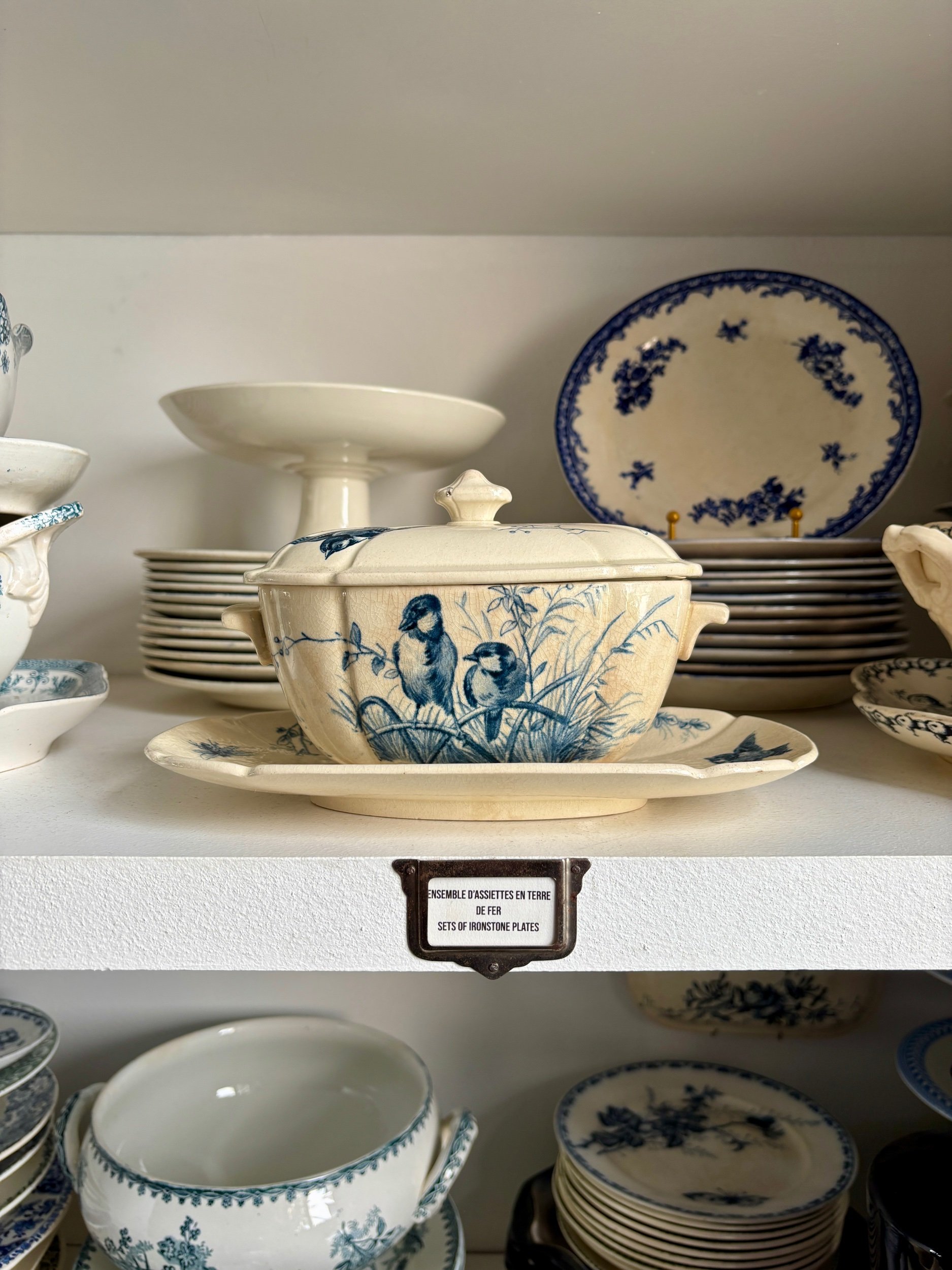 Saucière avec couvercle Gien en terre de fer bleue, service "Oiseaux" vers 1870