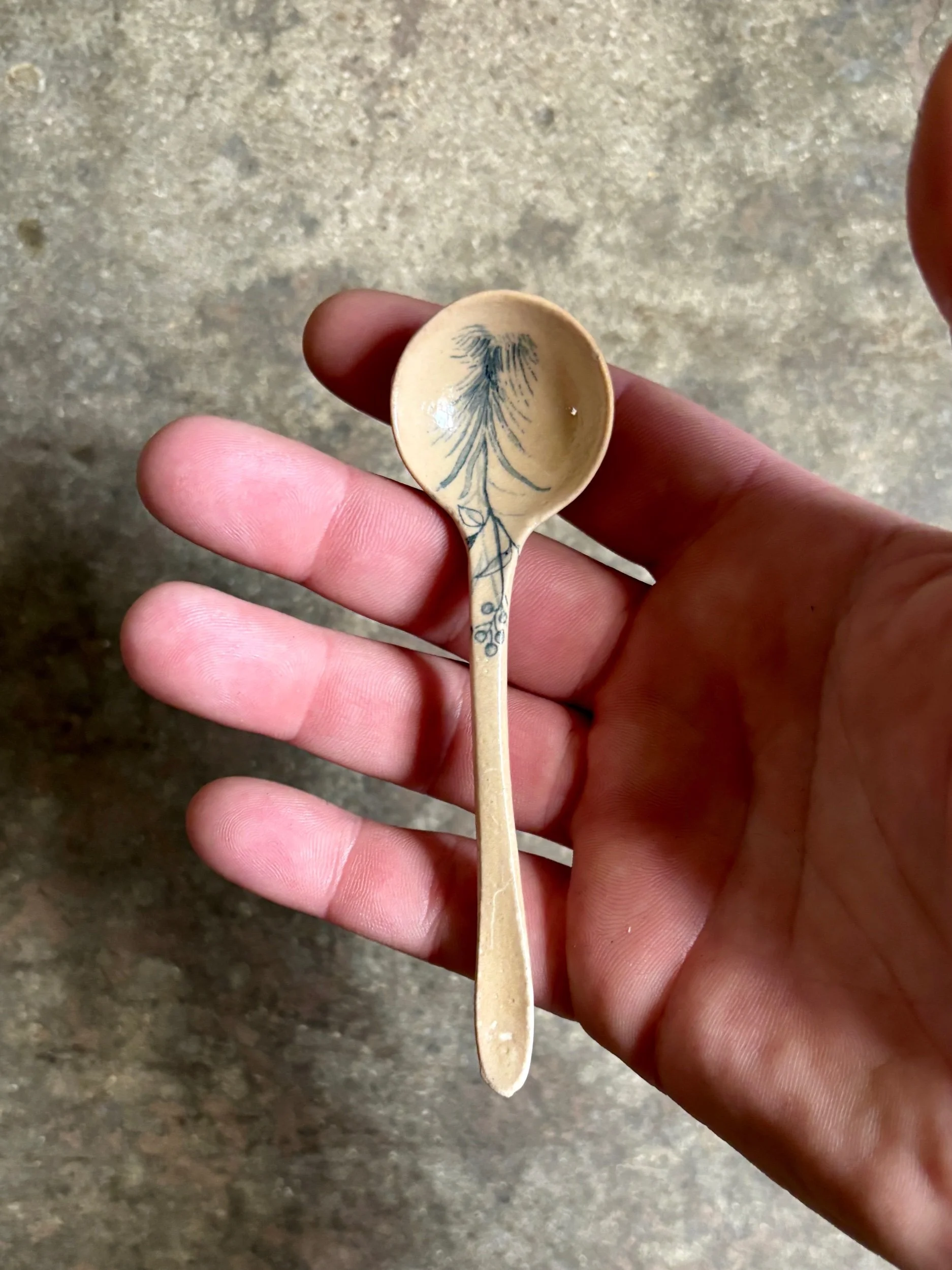 petite-cuillere-gien-oiseaux-bleu-terre-fer-vaisselle-vintage-axs-design-paris-france