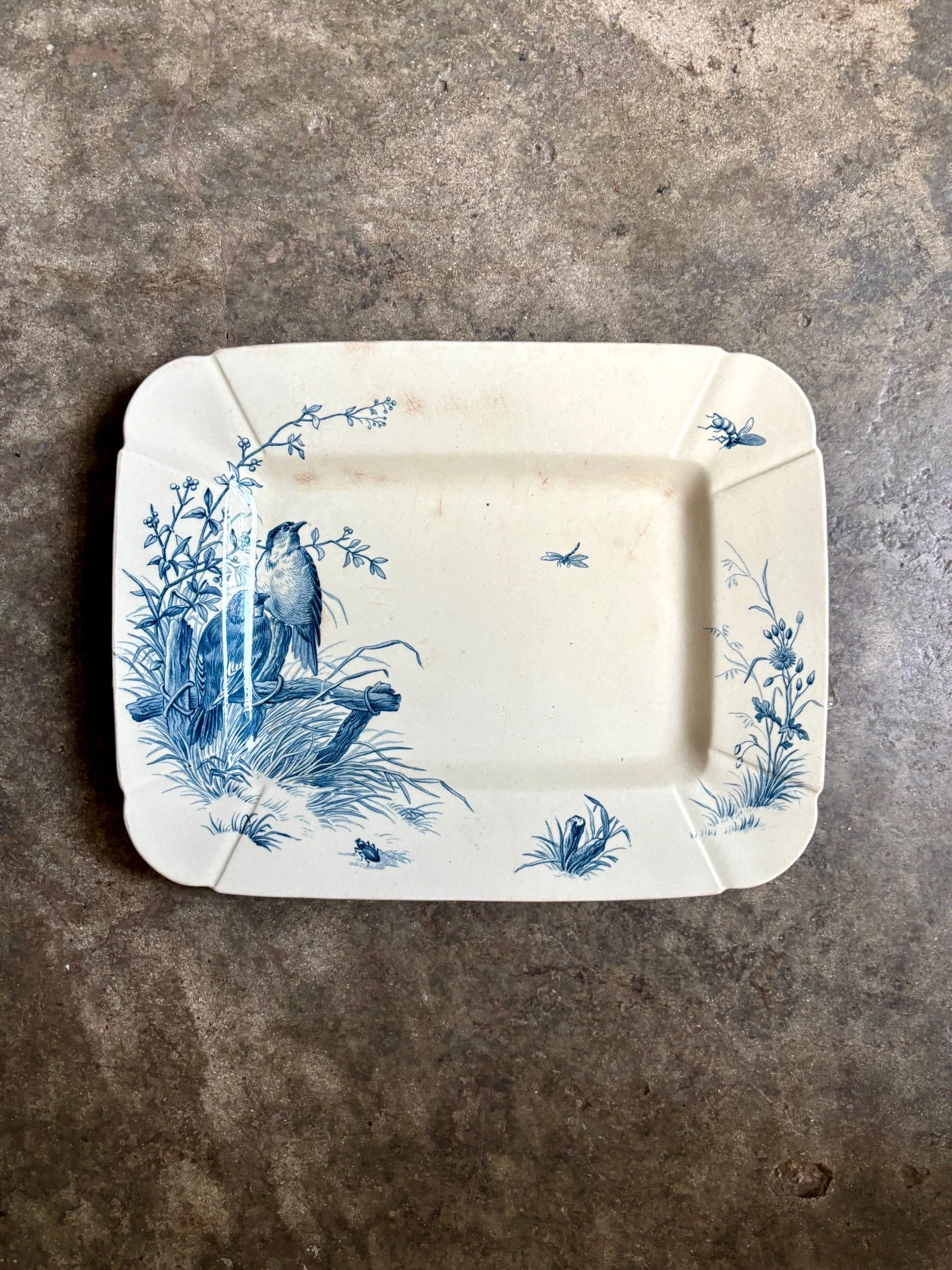 Petit plat rectangulaire Gien en terre de fer bleue, service "Oiseaux" vers 1870