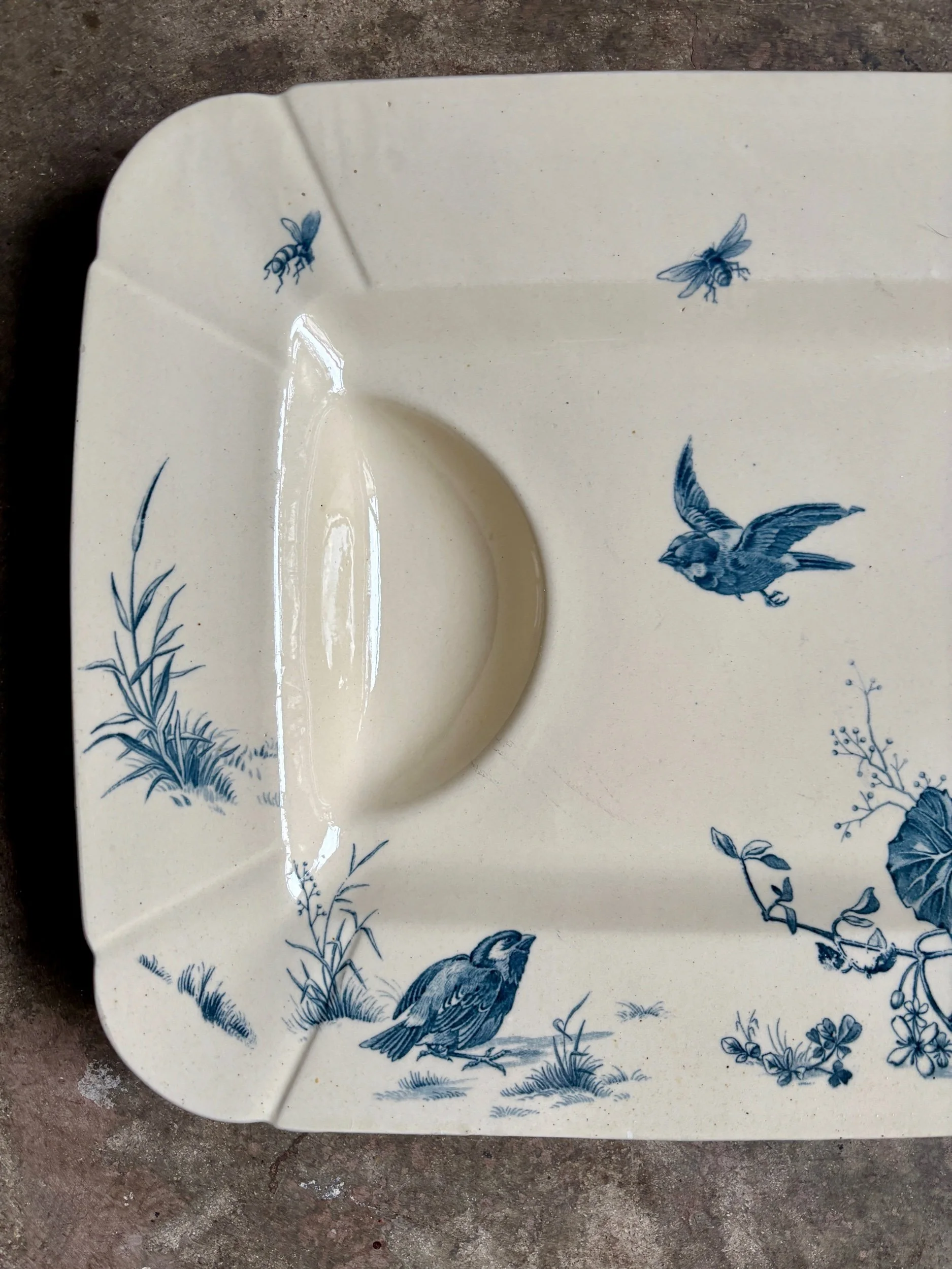 grand-plat-rectangle-viande-gien-oiseaux-bleu-terre-fer-vaisselle-vintage-axs-design-paris-france