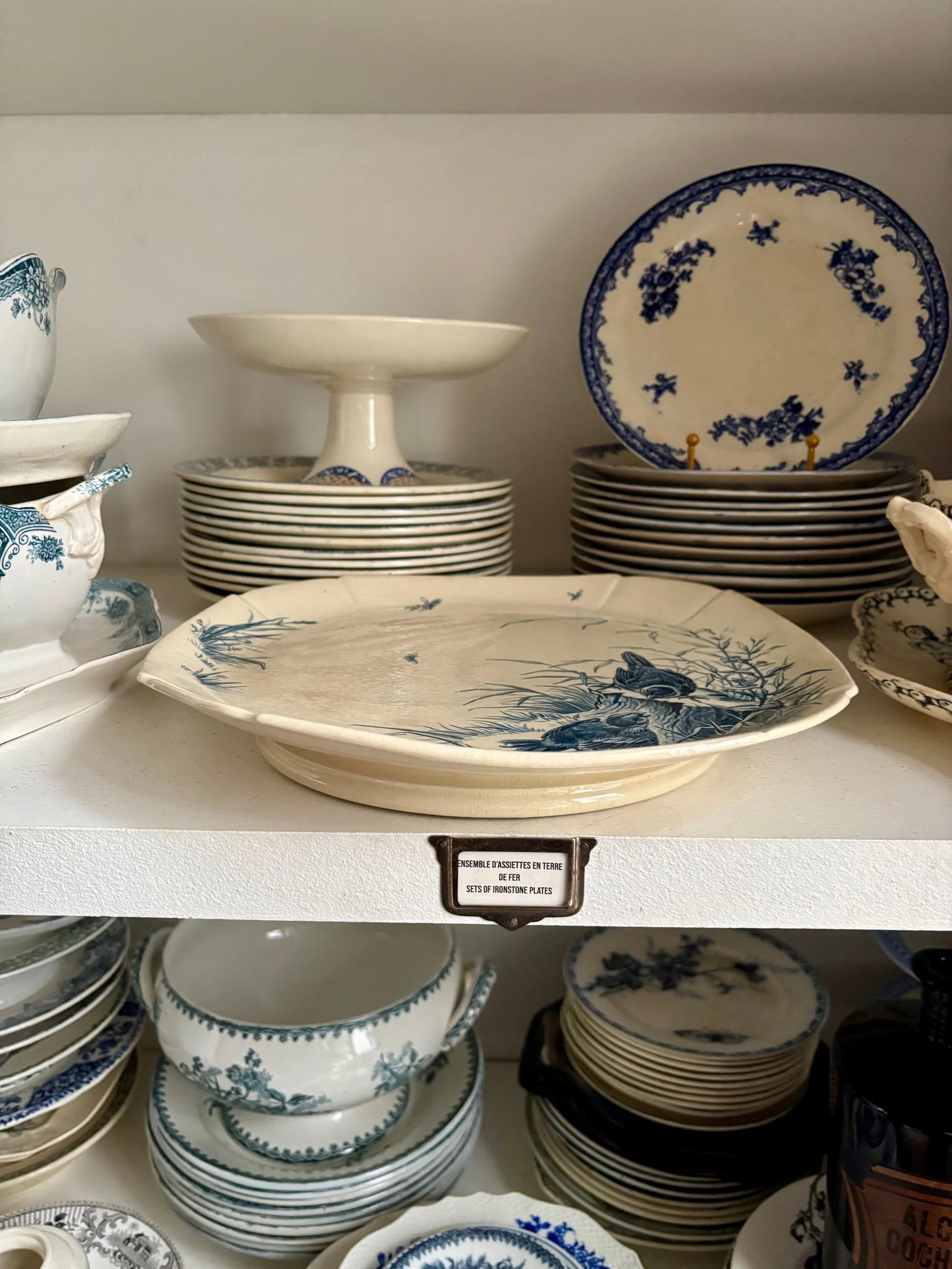 moyen-plat-carre-gien-piedouche-bleu-terre-fer-oiseaux-vaisselle-vintage-axs-design-paris-france