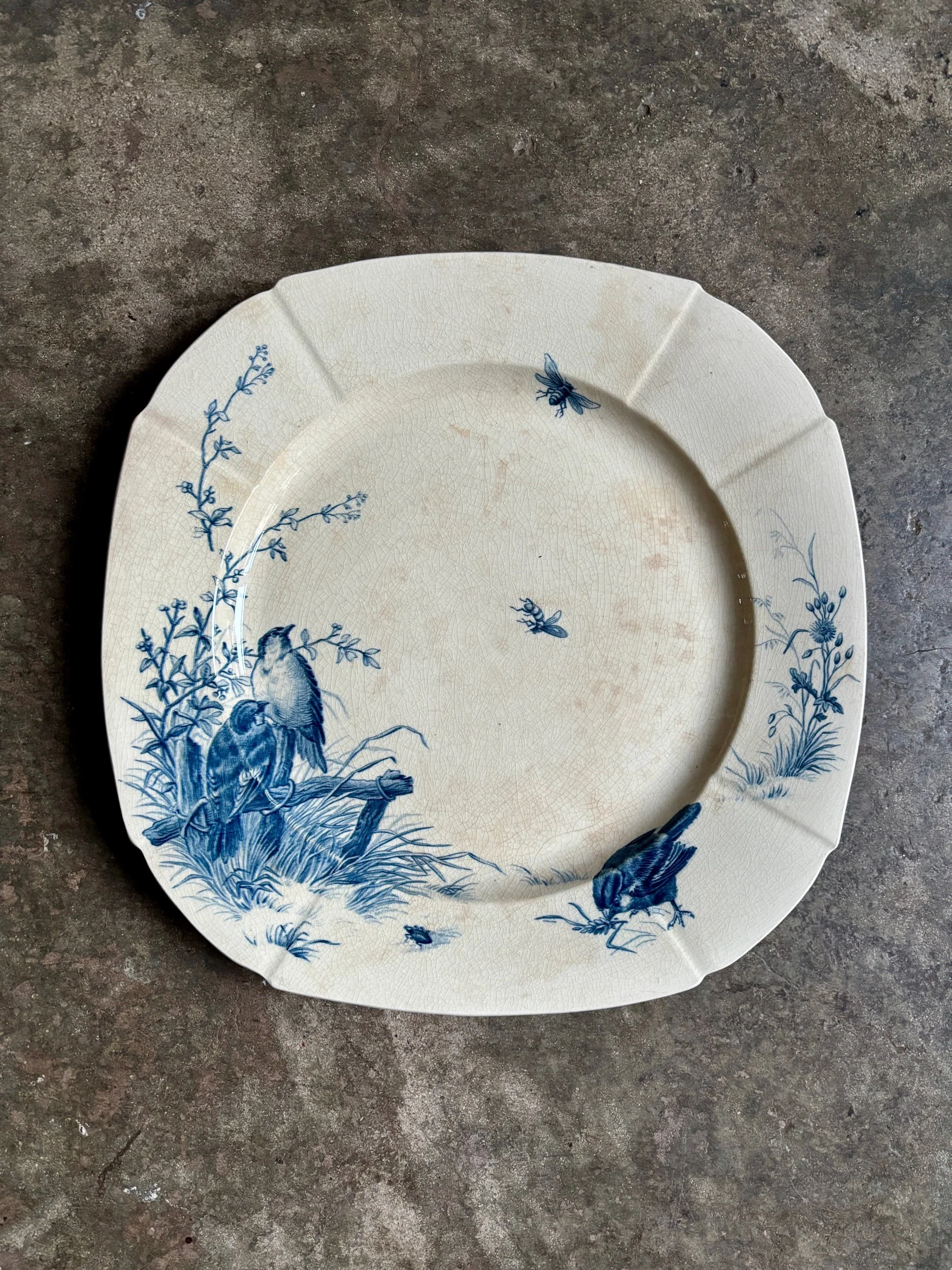 Moyen plat carré plat Gien en terre de fer bleue, service "Oiseaux" vers 1870