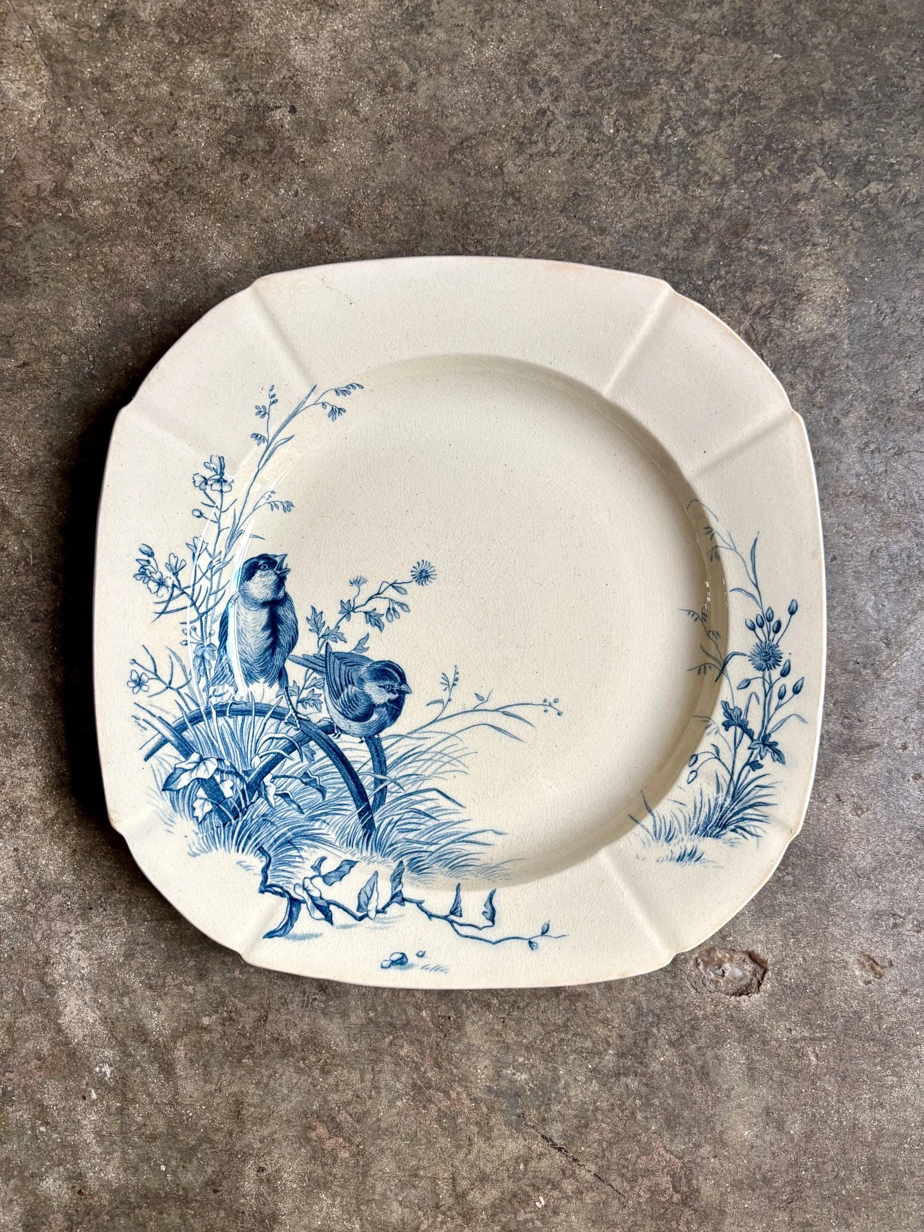 Assiette creuse Gien en terre de fer bleue, service "Oiseaux" vers 1870 n°4