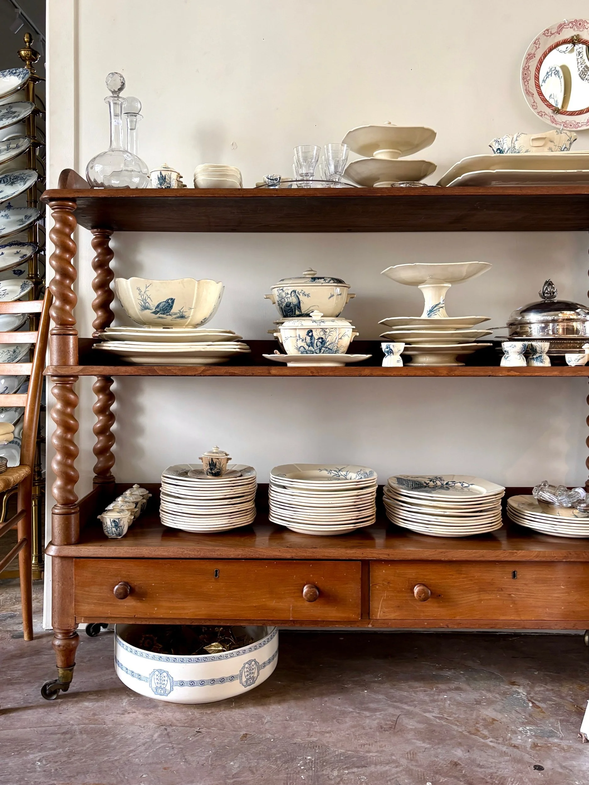 Bibliothèque 3 étagères et 2 tiroirs sur roulettes en bois foncé